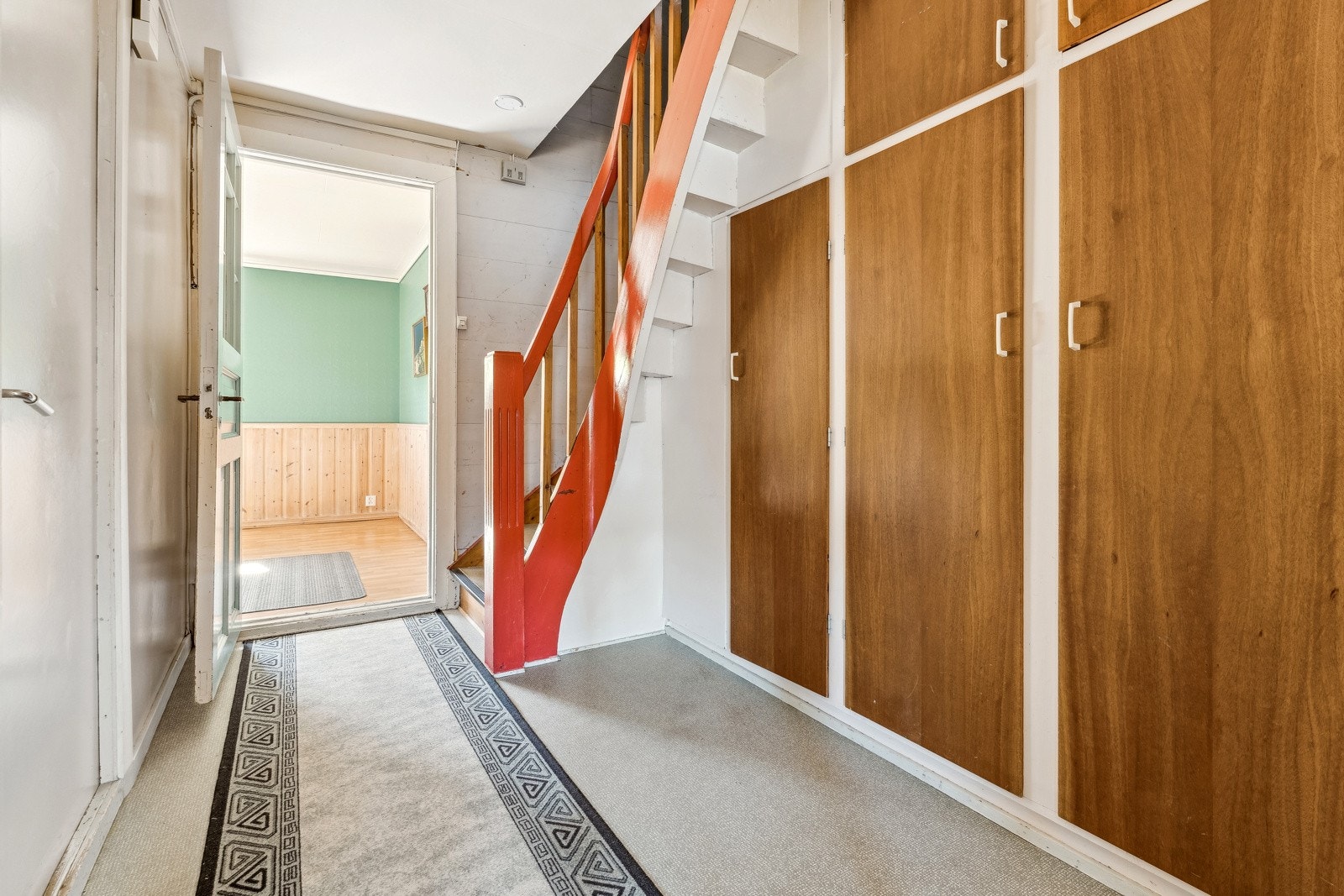 På hovudplan har ein entre, gang, bad/vaskerom, kjøkken, soverom og 2 stover Galleribilde