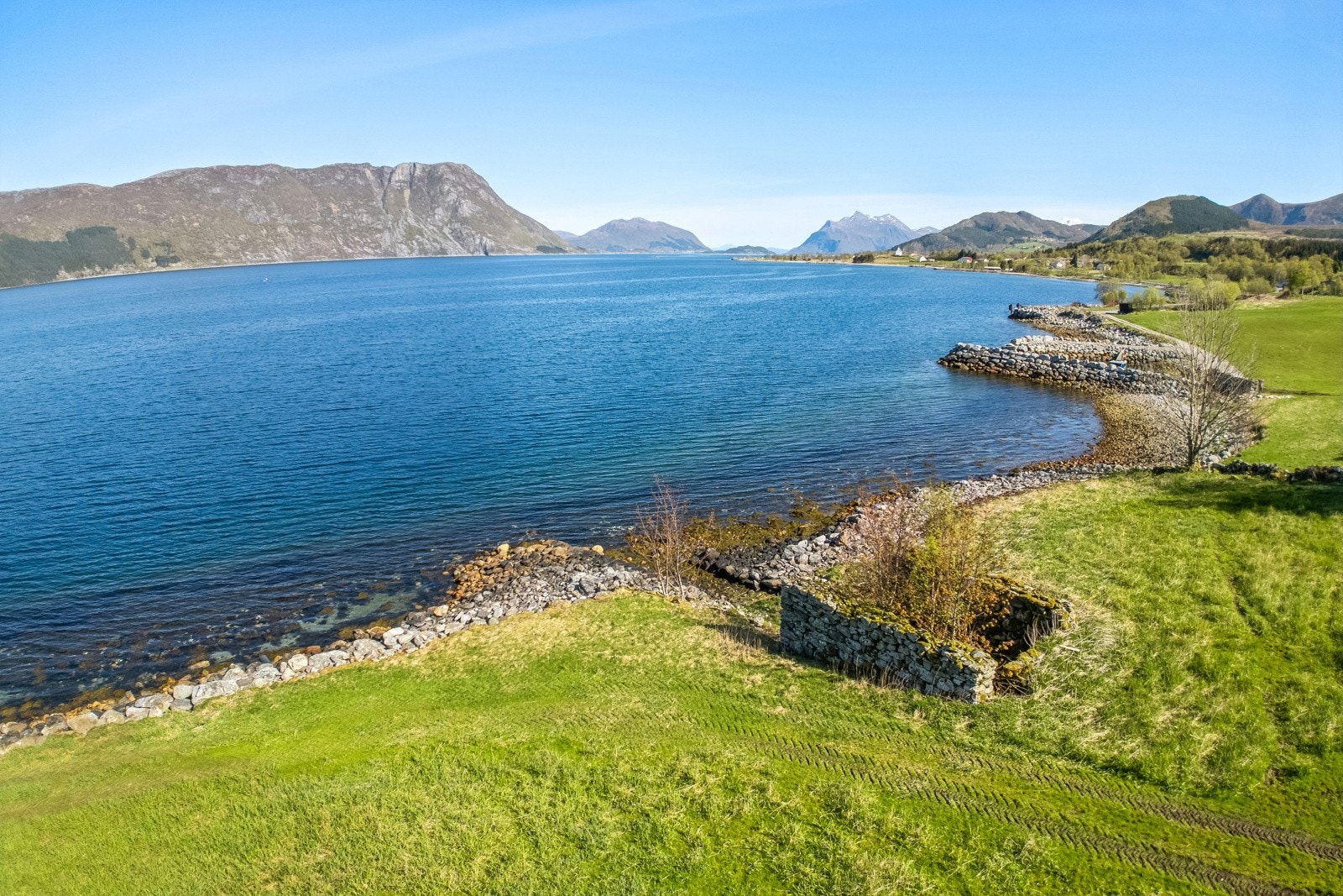 Med over 250 meter med strandlinje har ein god boltreplass. Murane etter naustet står framleis, det vart ikkje gjenreist etter orkanen i 92 Galleribilde