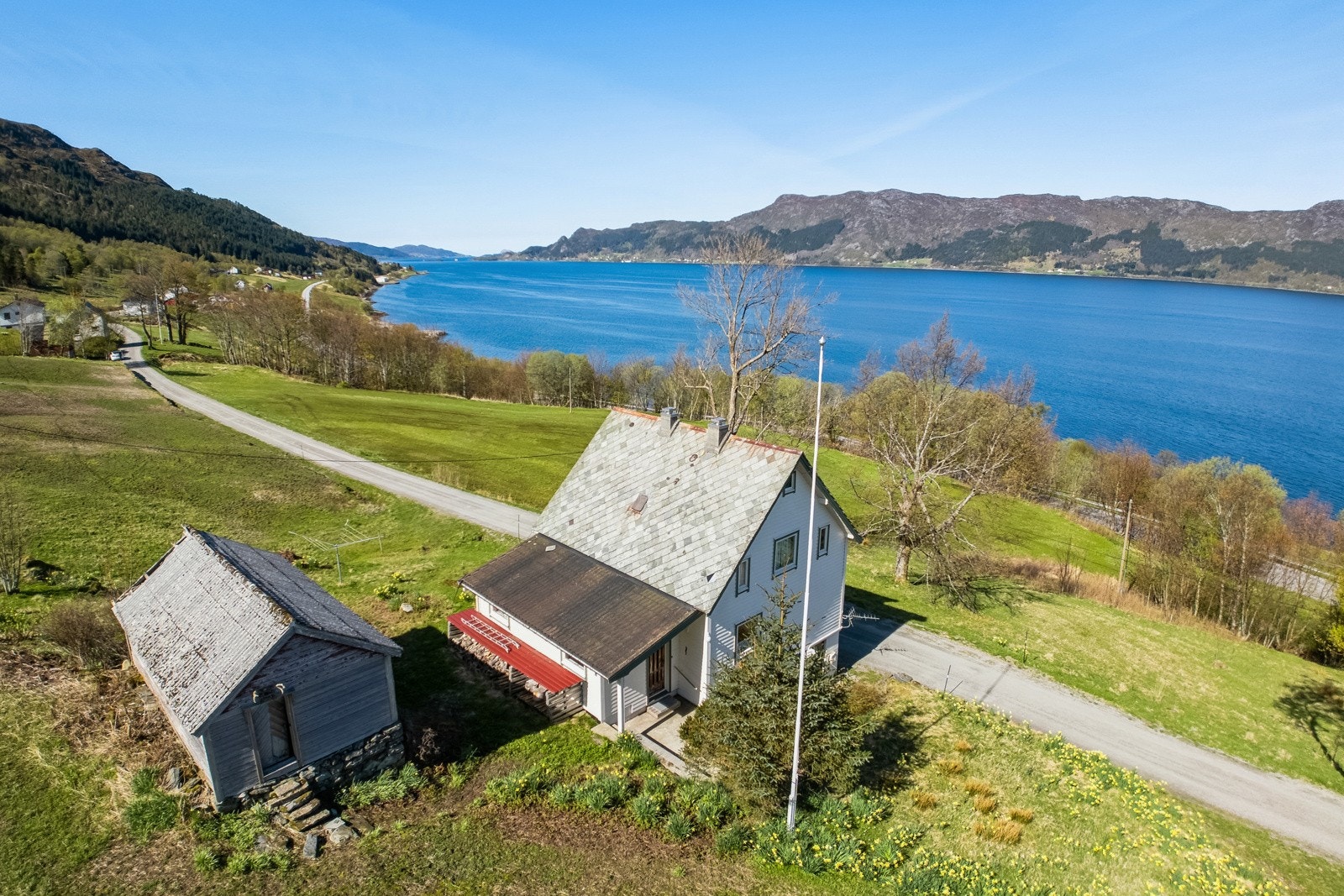 Velkomen til Hånesbakkane 17! Eit innaldsrik småbruk på vakre Rovde. Galleribilde