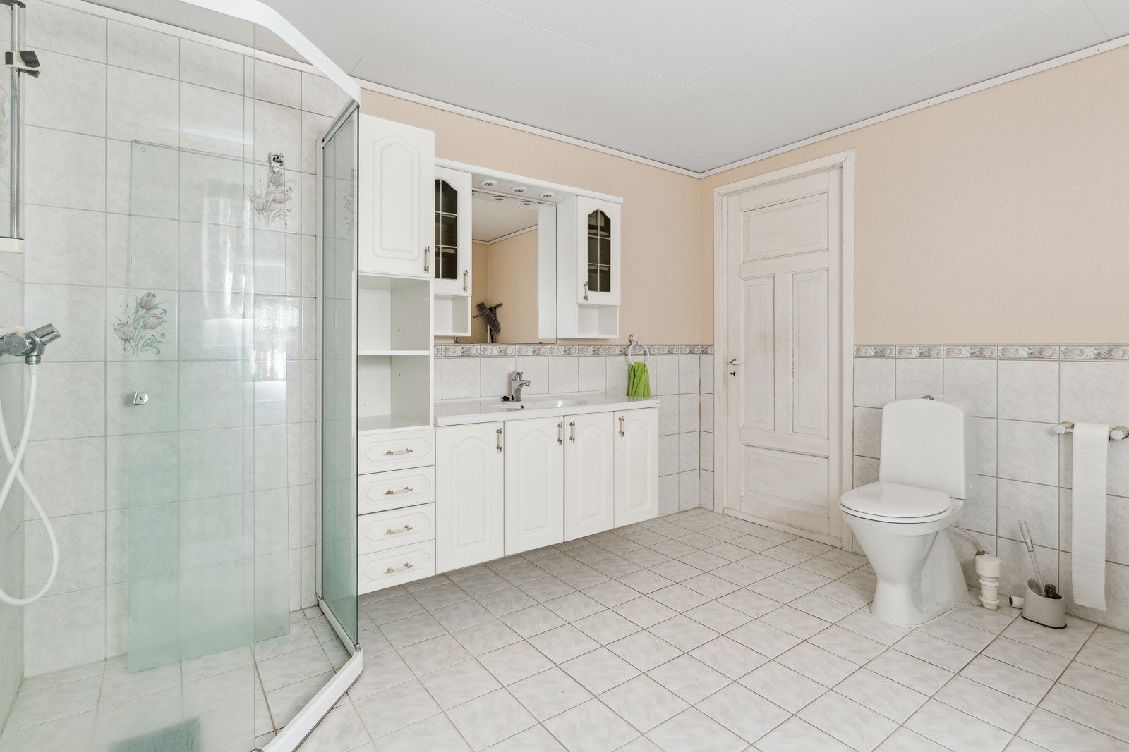 Eit romsleg bad/vaskerom Galleribilde