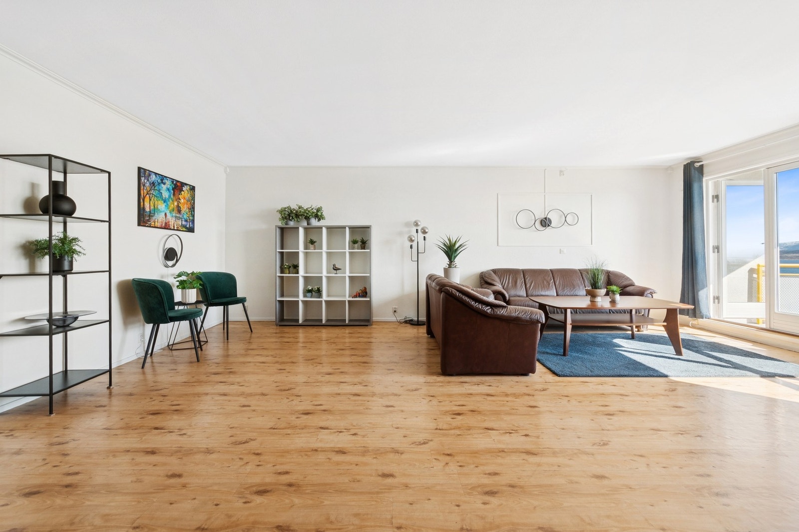 Oppholdsrommet har 1-stavs laminat på gulv. Galleribilde