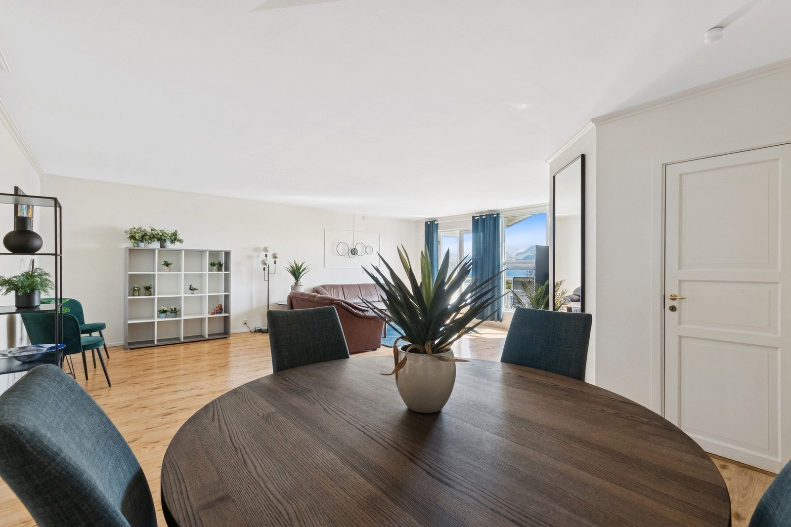 Lyst og romslig oppholdsrom med god plass til både spise- og sittegruppe. Galleribilde