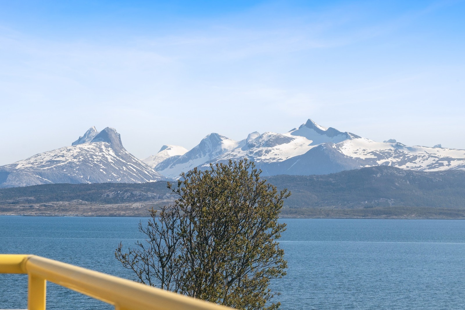 Leiligheten har en sørvendt balkong med fantastisk utsikt mot Børvasstindan. Galleribilde