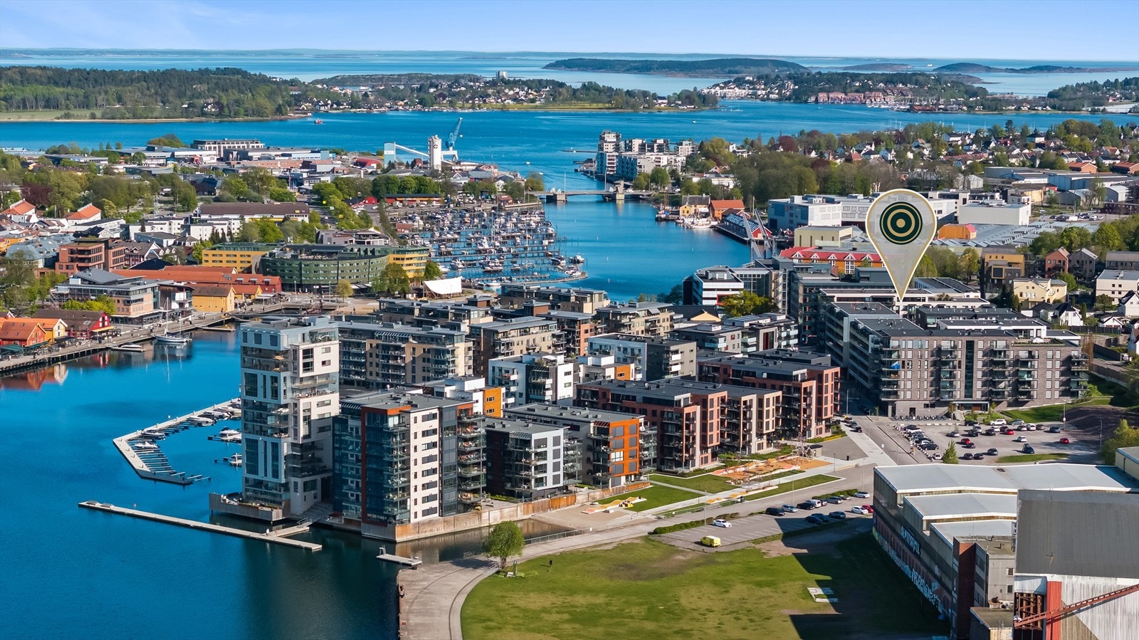 Nordvik har gleden av å presentere denne nyere og tiltalende leiligheten i byggets 4. etasje oppført i 2018. Galleribilde