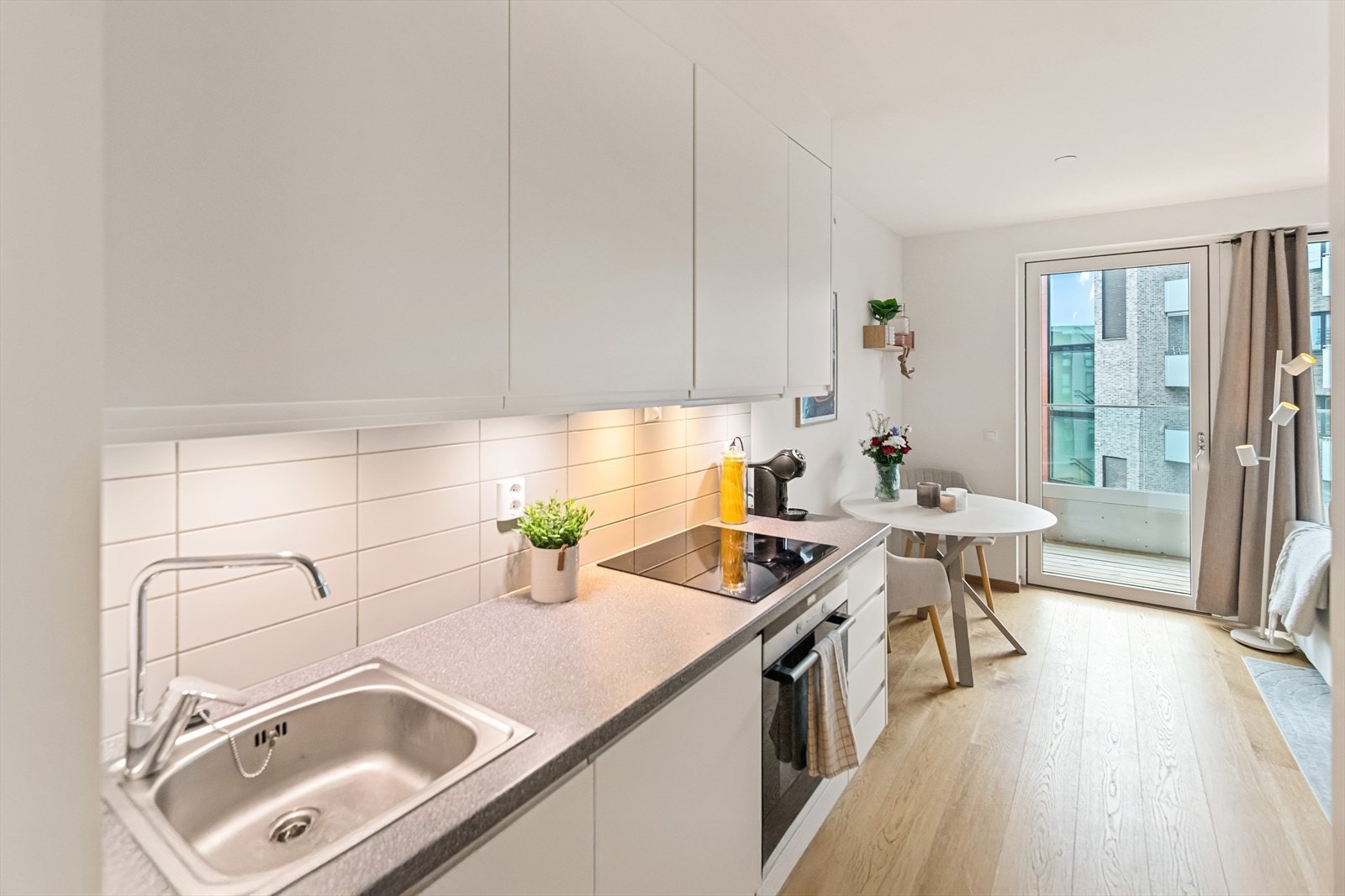 Kjøkkenet har en moderne innredning med laminat benkeplate og integrerte hvitevarer. Galleribilde