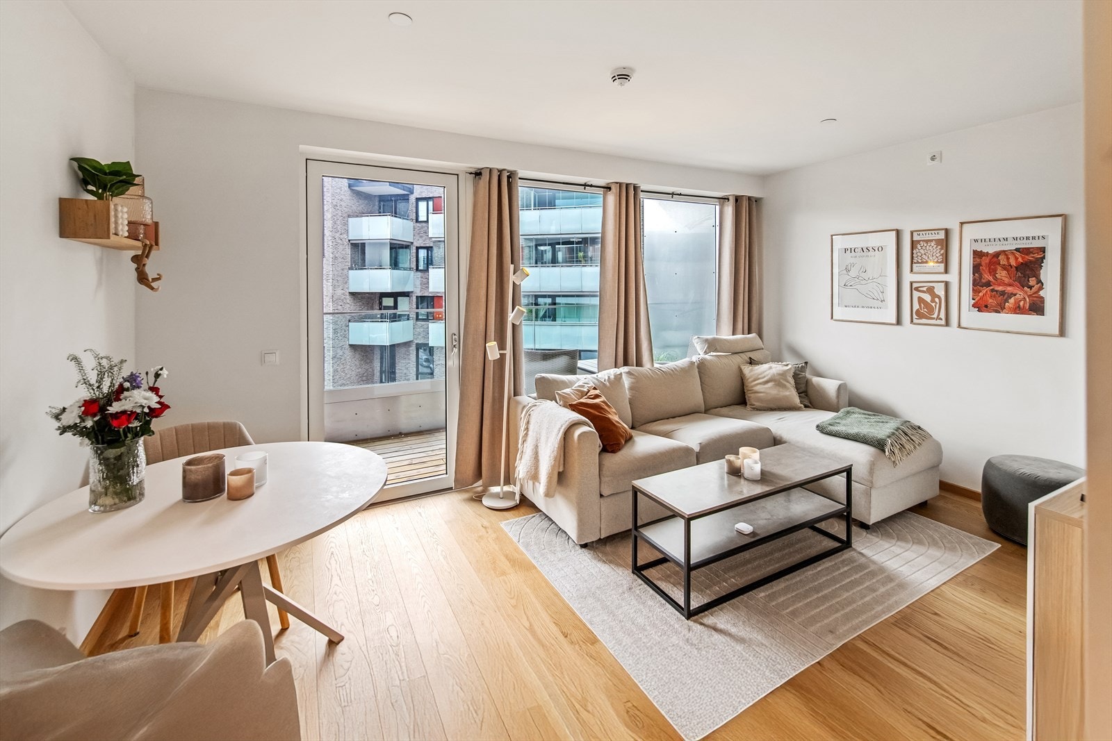 Lys og hyggelig stue i åpen kjøkken-stue løsning. Her er det plass til både sofa og spisebord. Galleribilde