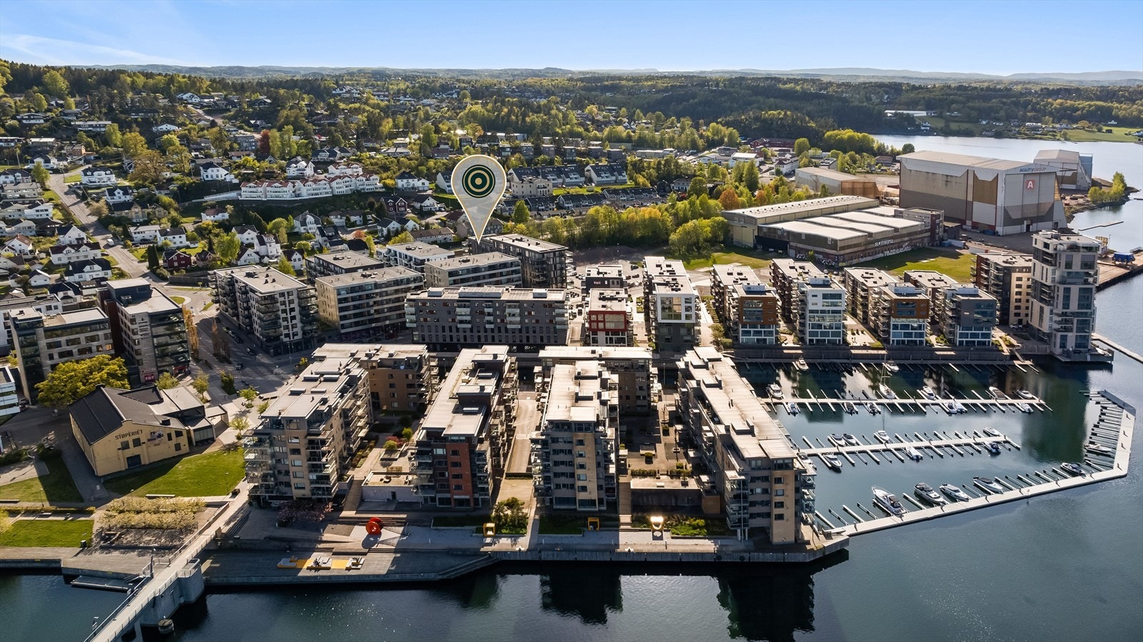 Leiligheten ligger i et populært og etablert boligområde på Kaldnes, med kort gange til Tønsberg sentrum. Stedet ligger upåklagelig til med umiddelbar nærhet til Byfjorden, brygga, båthavn og gode rekreasjonsområder. Galleribilde