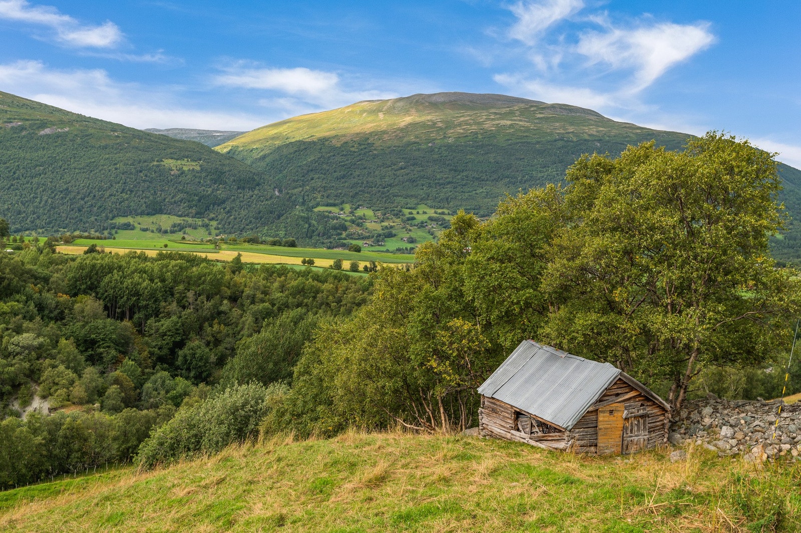 Gammelt vognskjul med utstyr på eiendommen. Galleribilde