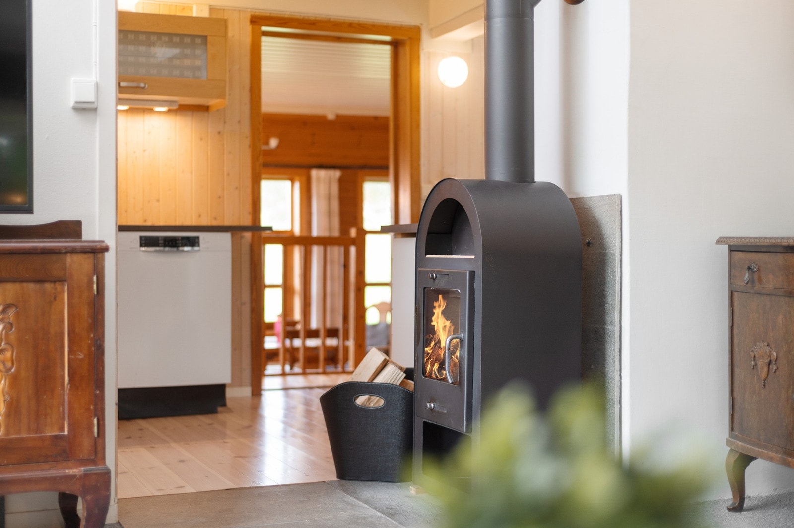 Stemningsfull vedovn på kjøkkenet. Galleribilde