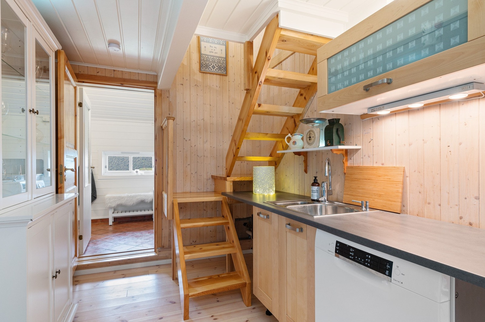 Kjøkken med oppgang til 2.etg. Galleribilde