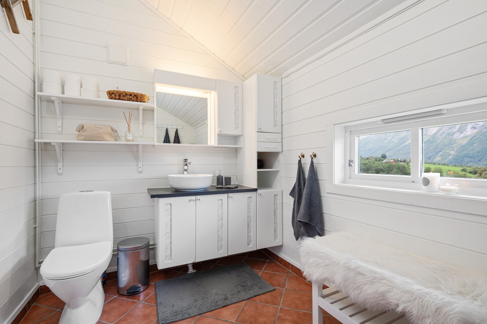 Lyst og romslig bad, flislagt gulv med varmekabler Galleribilde