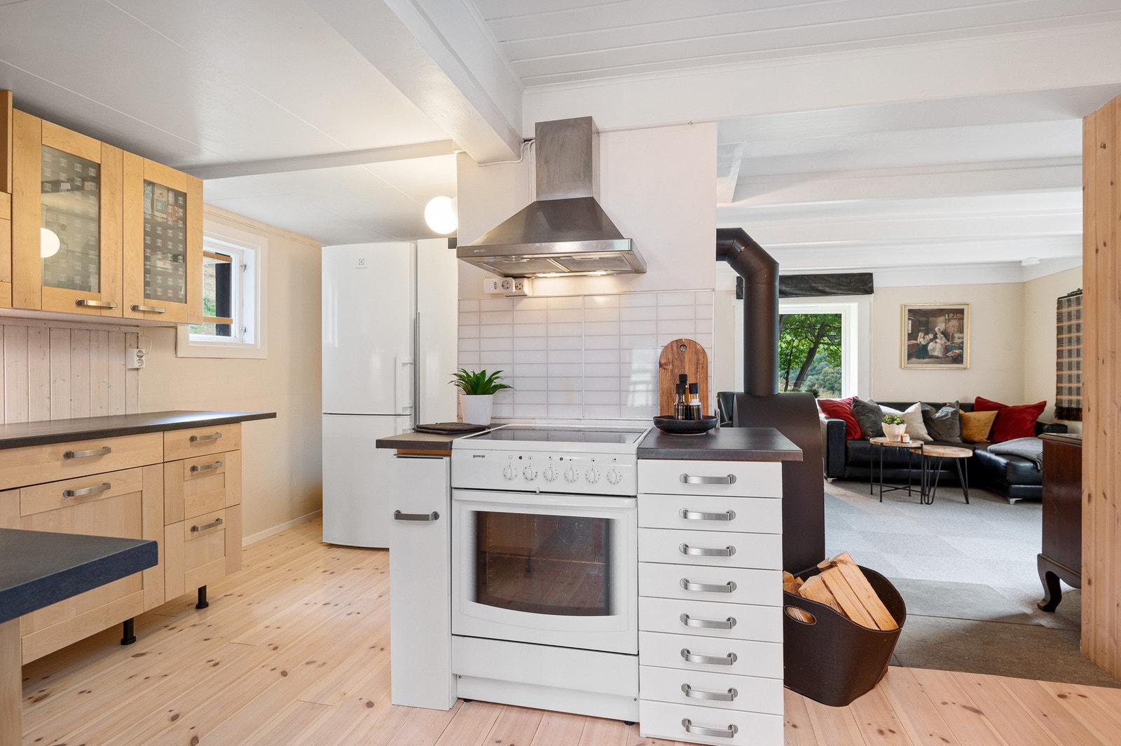 Stort kjøkken masse skap- og benkeplass. Galleribilde