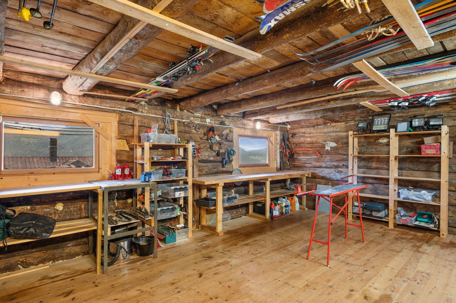 Stort og praktisk verksted på låven. Galleribilde