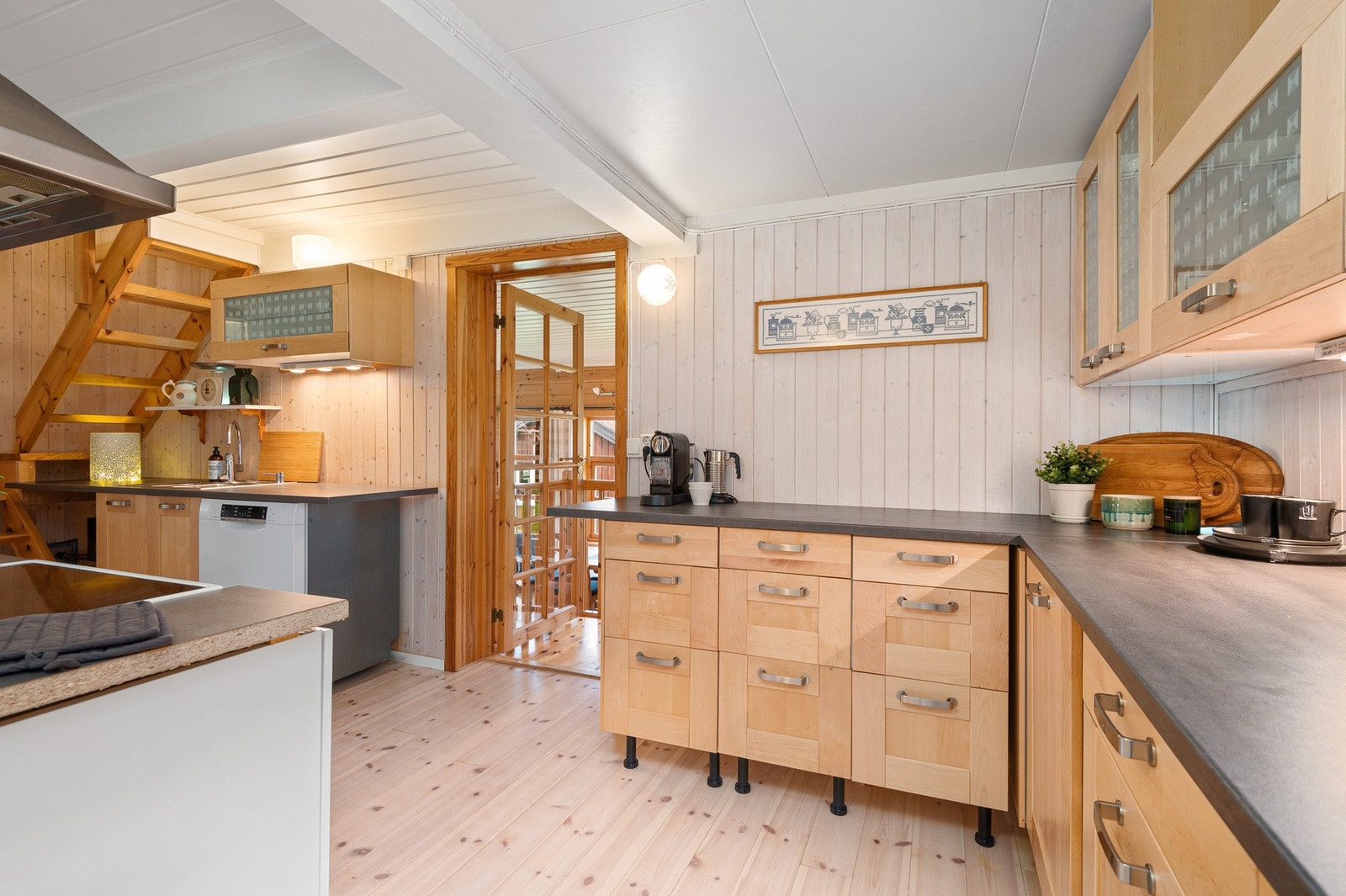 Kjøkken et har både oppvaskmaskin og stekeovn. Galleribilde