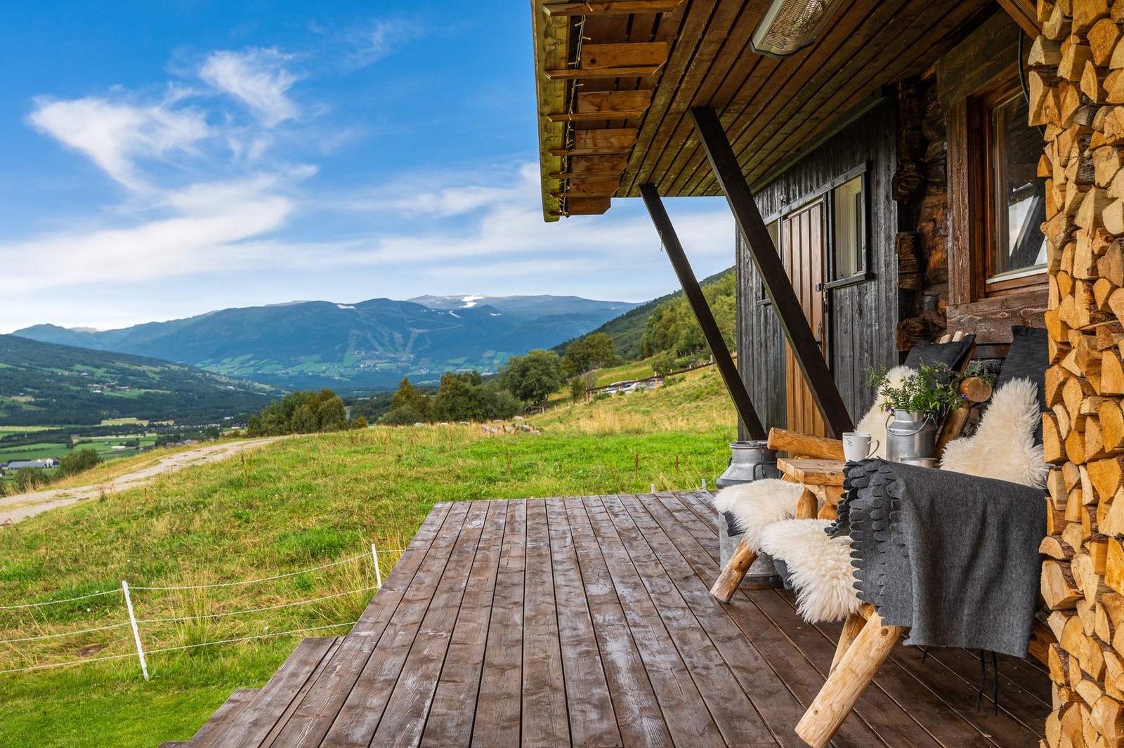 Magisk utsikt mot skisenteret og Oppdal sentrum. Galleribilde