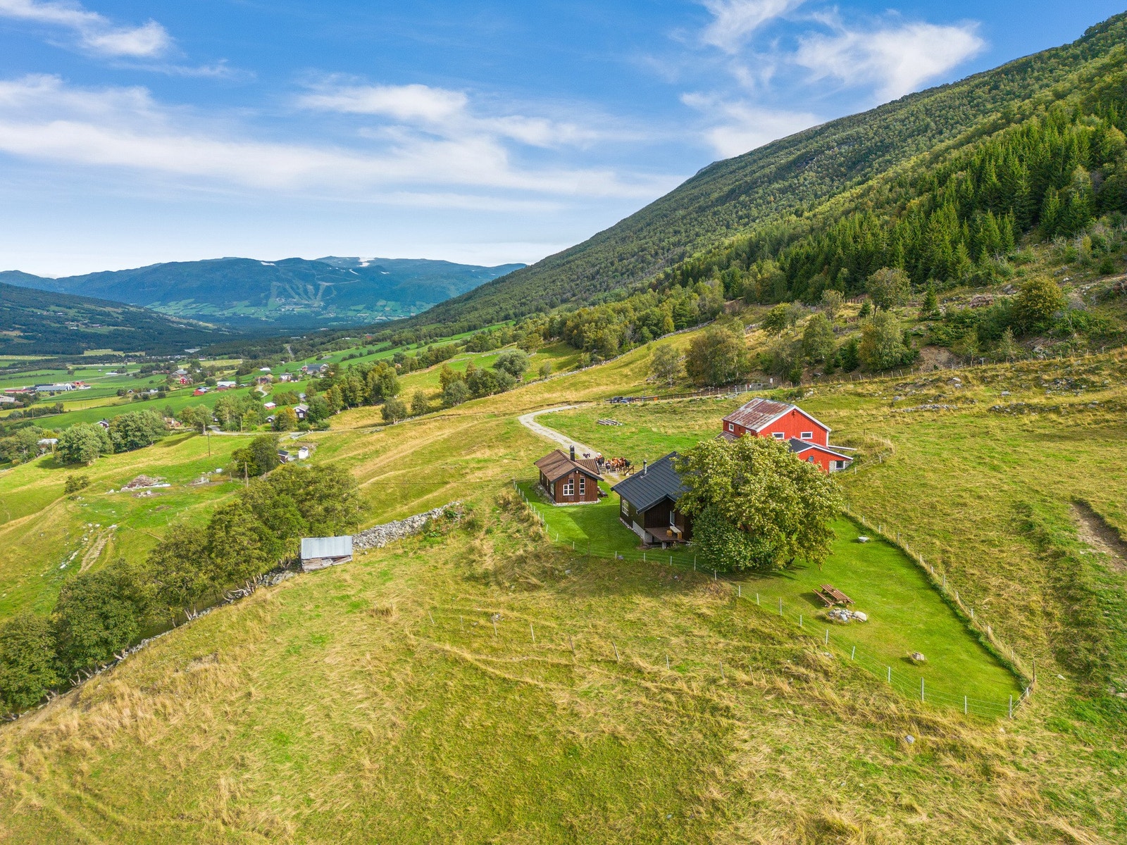 Fantastisk turterreng hele året i Oppdalsfjella. Veien forbi eiendommen tar deg bl.a. opp mot startpunkt for fjellet Sissihøa. Galleribilde