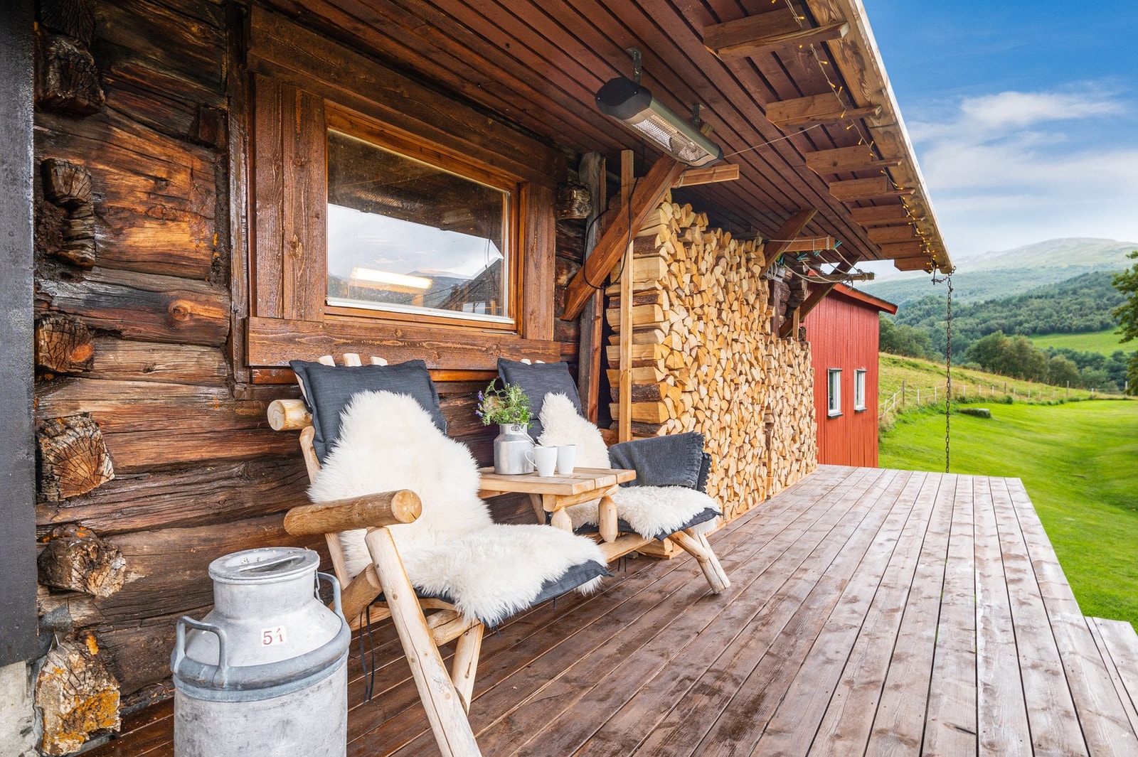 Terrasse på låven med takoverbygg og varmelampe. Galleribilde