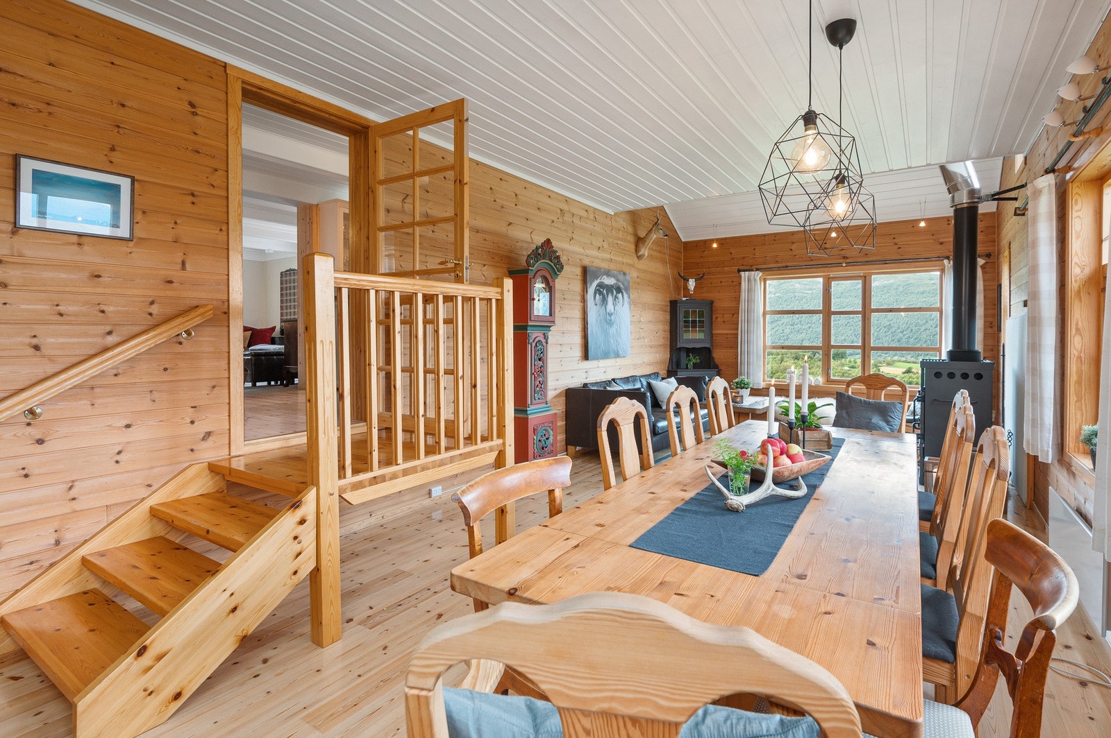 Den ytterste delstuen i hovedhuset har egen vedovn og god plass til både spisestue og stuekrok. Galleribilde