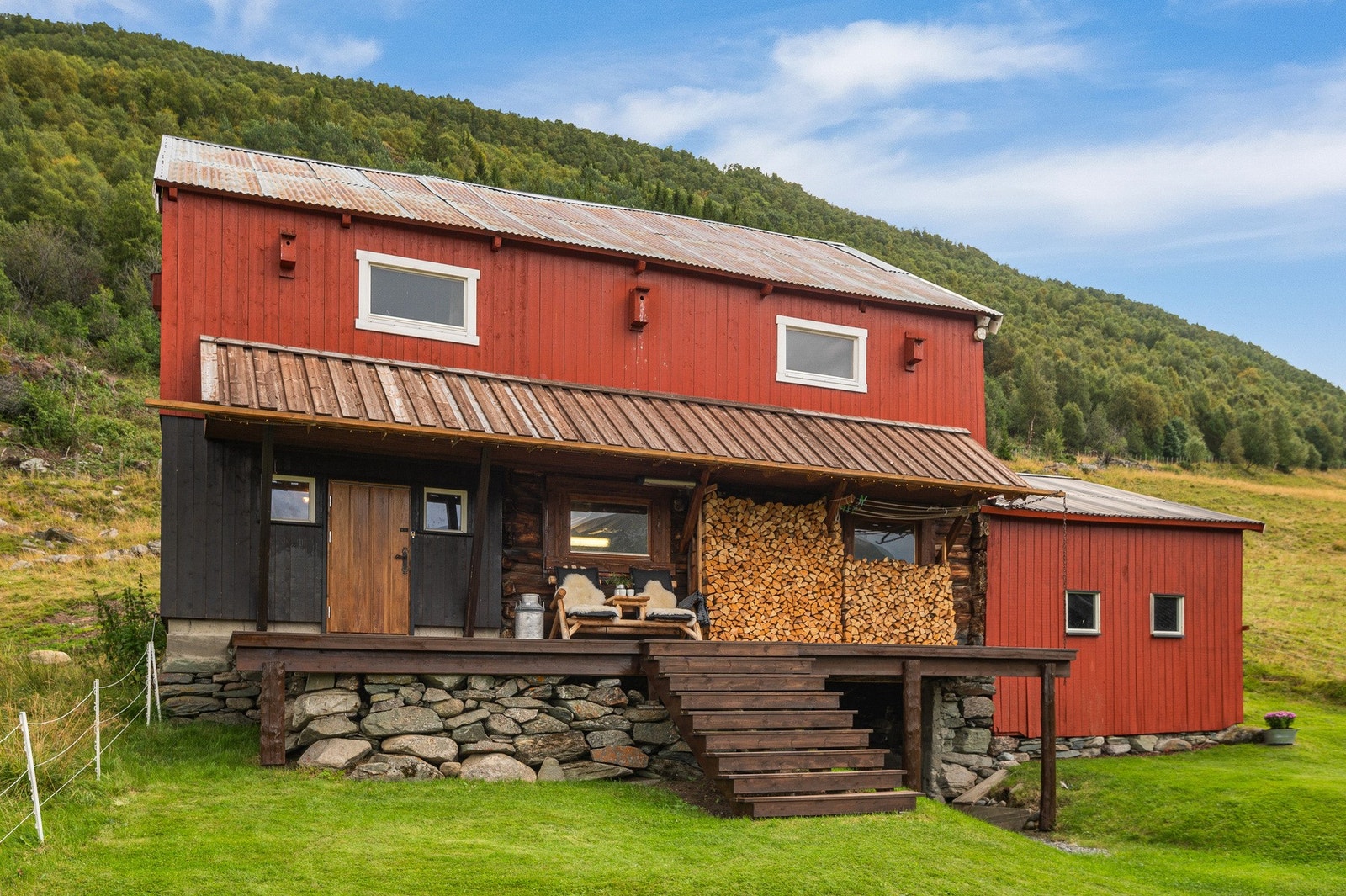 På tunet står det en velholdt låve med mange bruksmuligheter. Galleribilde