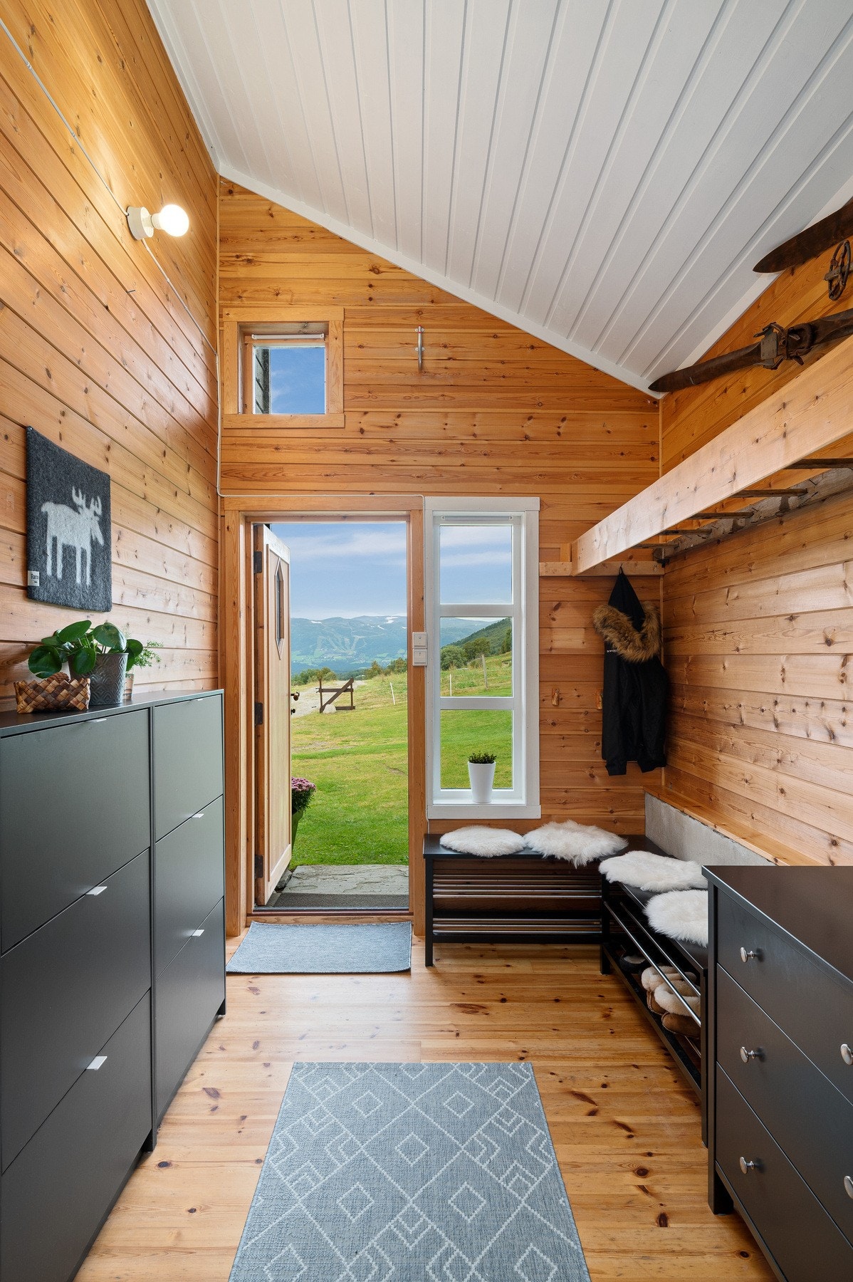 Romslig gang med garderobeplass og klesoppheng. Galleribilde