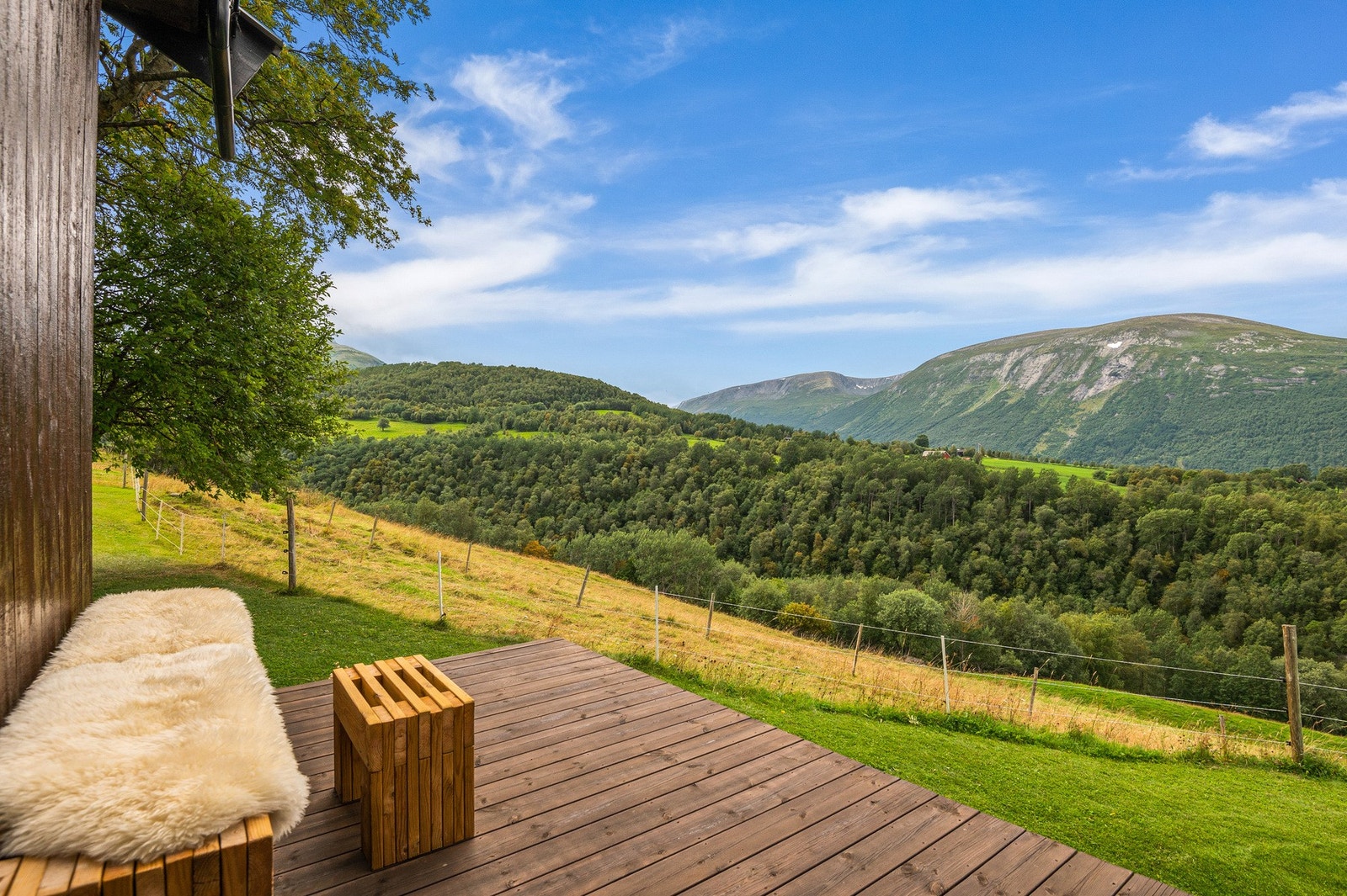 Utsikt mot Drivdalen fra terrasse på vestside av hovedhus. Galleribilde