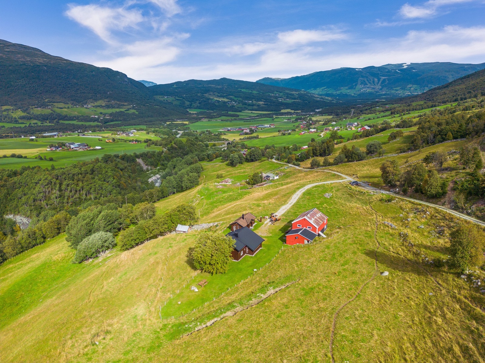 Eiendommen ligger usjenert til for seg selv på et naturlig platå med nydelig utsikt og svært gode solforhold. Galleribilde