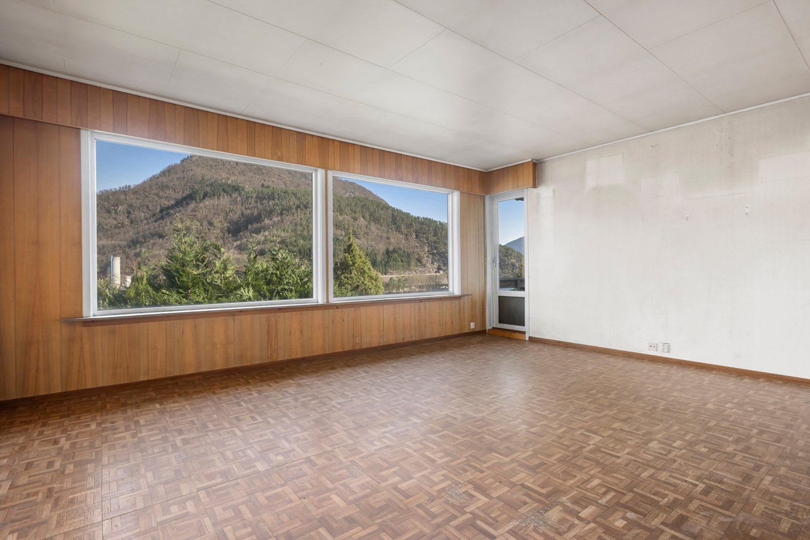 Stue i 1. etasje m/ utsikt mot Førdefjorden. Utgang til overbygd terrasse på framsiden av boligen og terrasse på siden av boligen. Galleribilde