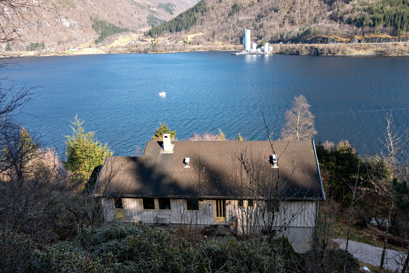 Tomten er opparbeidet med gruslagt adkomst og parkeringsareal samt noe grøntareal. Galleribilde