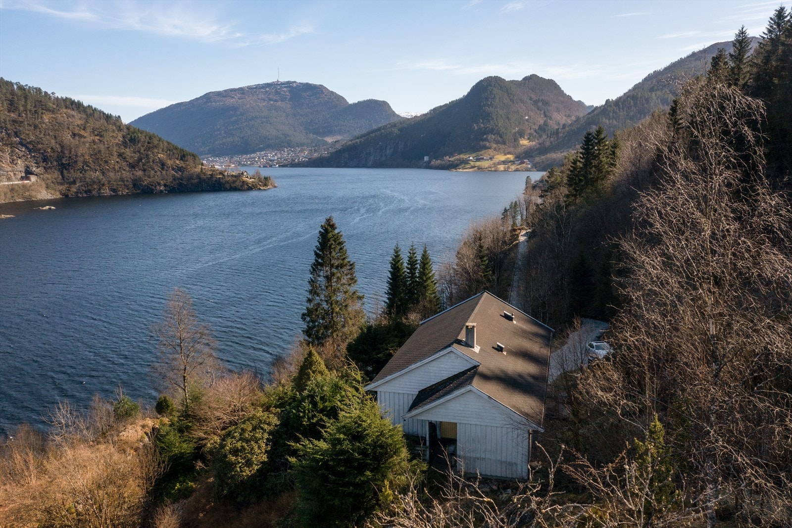 Eiendommen har fri og fin beliggenhet på oppsiden av veien med flott utsikt over Førdefjorden og fjellområdene rundt. Det er ca. 10-15 minutter kjøring til Førde sentrum med alt av fasiliteter og servicetilbud. Galleribilde