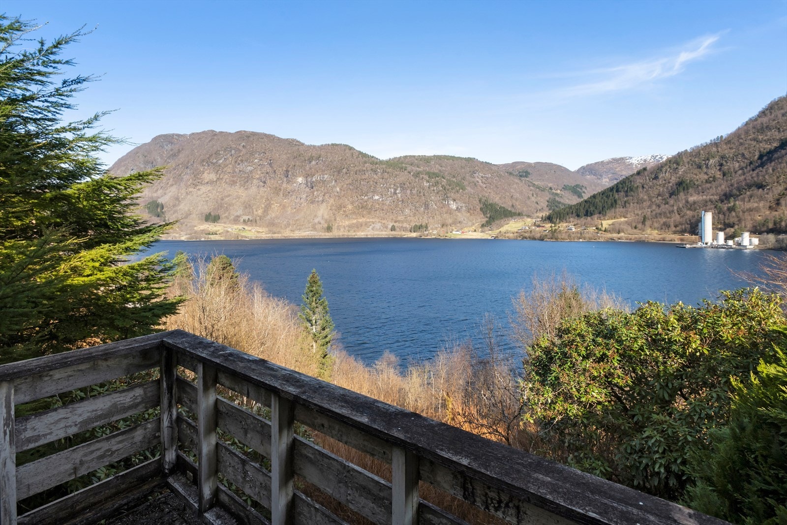 Fra terrassen er det fin utsikt over Førdefjorden! Galleribilde