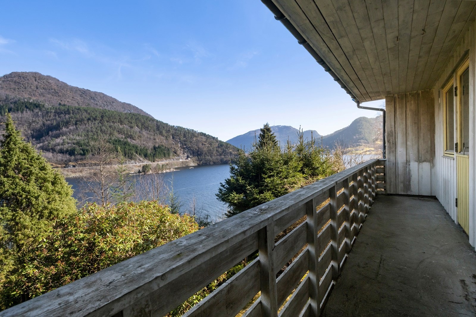 Fra stuen er det utgang til takoverbygget veranda og terrasse Galleribilde