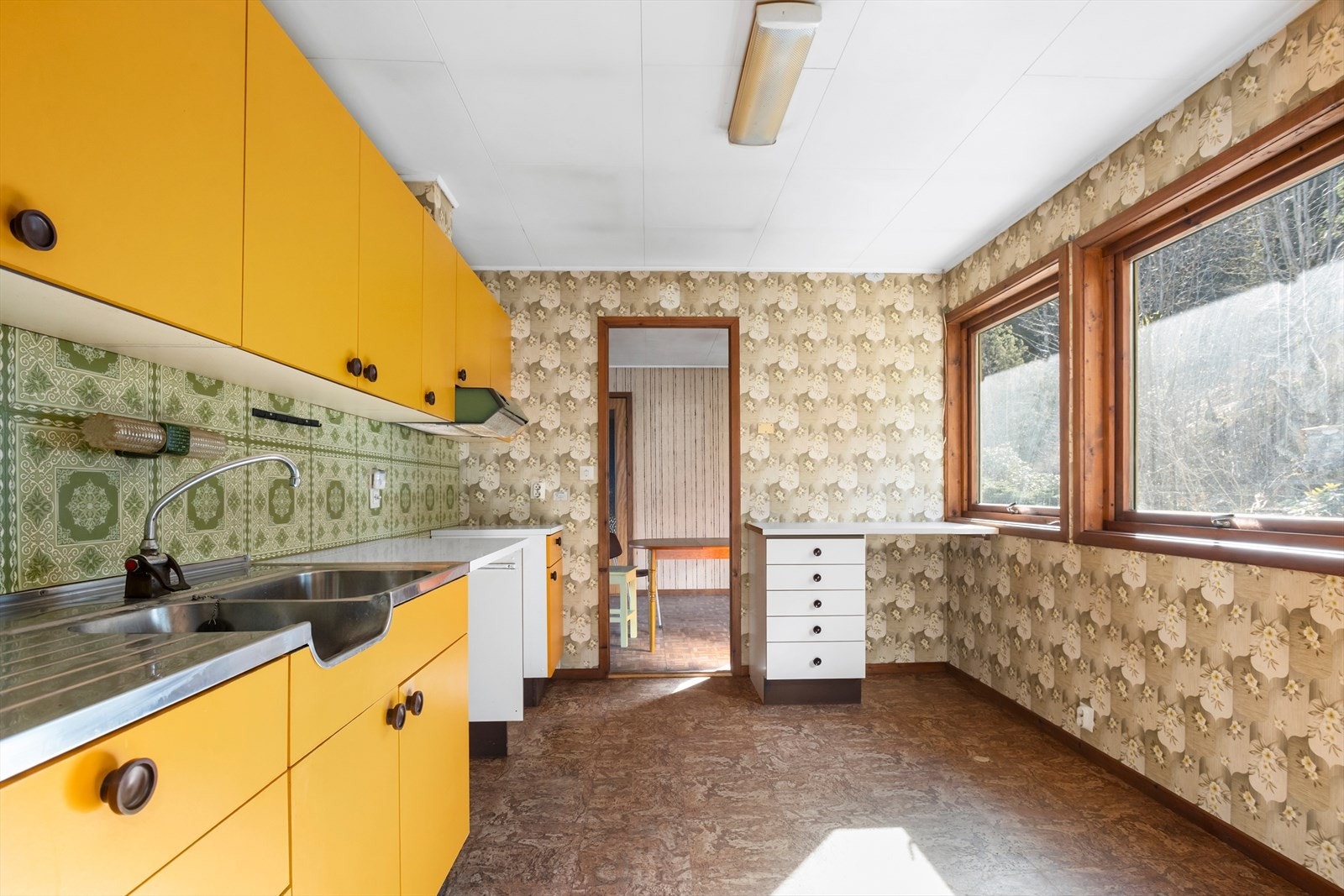 Laminatfronter og laminat benkeplate. Plass til kjøkkenbord. Galleribilde