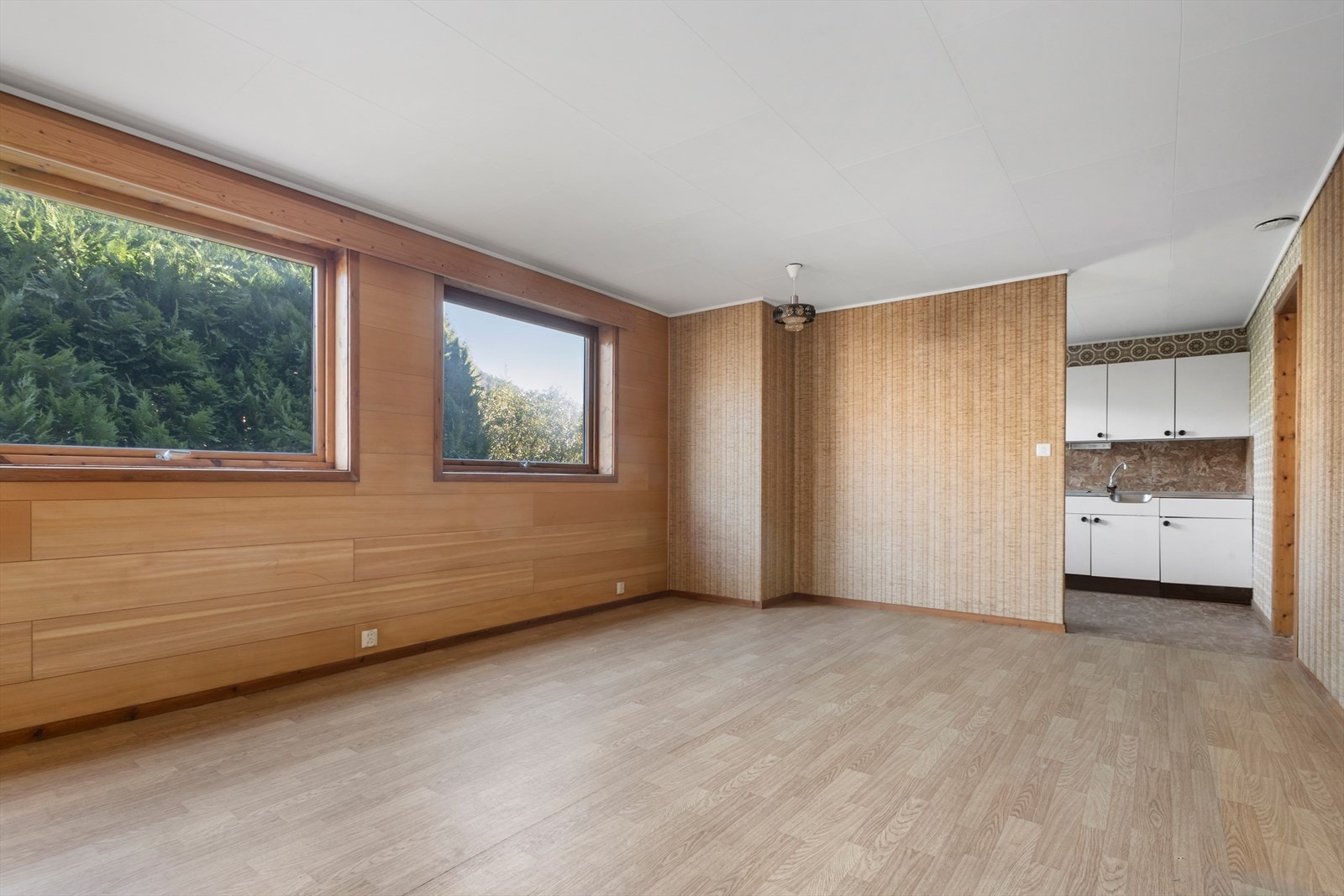 Stue i underetasje. Delvis adskilt fra kjøkken. Galleribilde