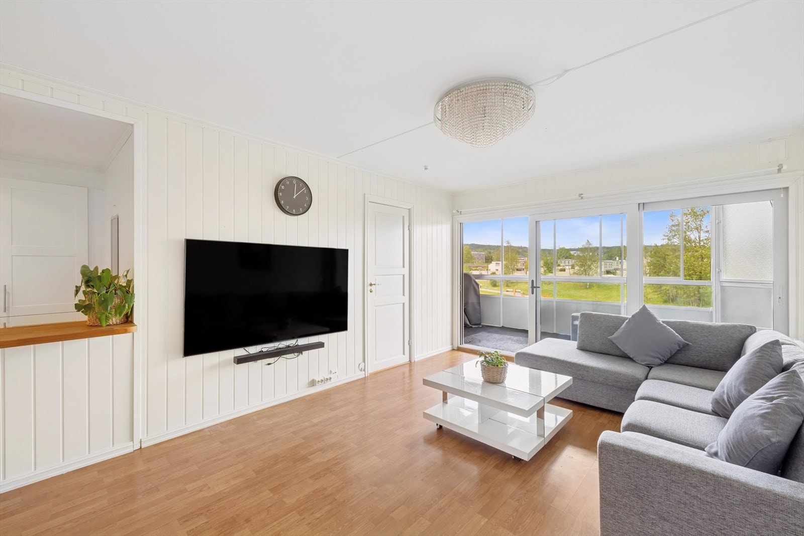 DNB Eiendom V/ Zarine Lopez Mirzad har gleden av å presentere Riihimækiveien 13! Galleribilde