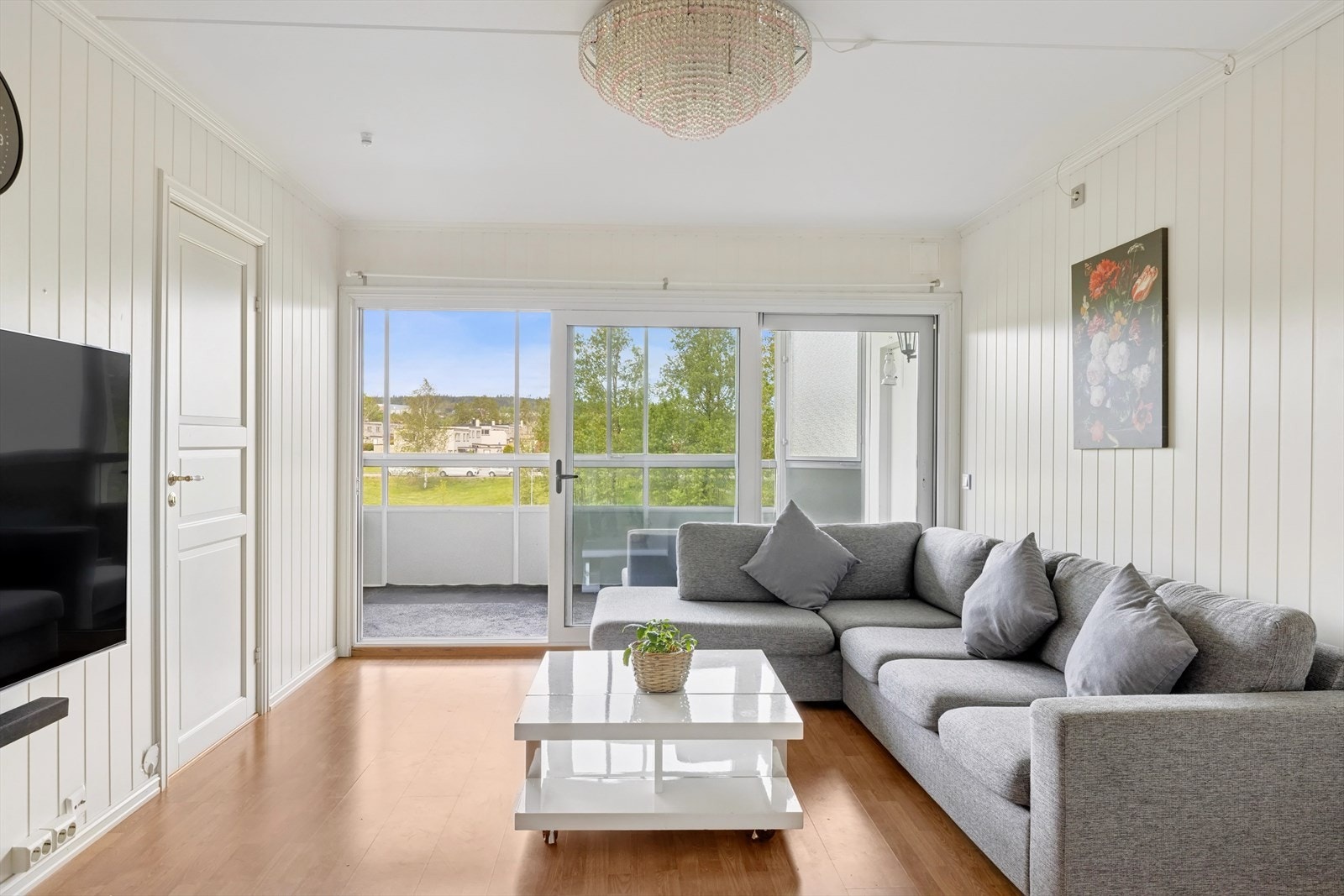 Denne lyse og romslige 2-roms andelsleiligheten ligger sentralt til på Skjetten, i byggets 3. etasje. Galleribilde