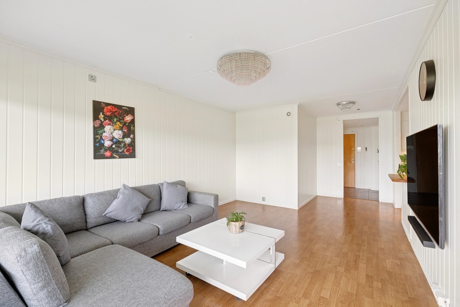 Stuen er lys og luftig, med en praktisk og møbleringsvennlig planløsning. Galleribilde