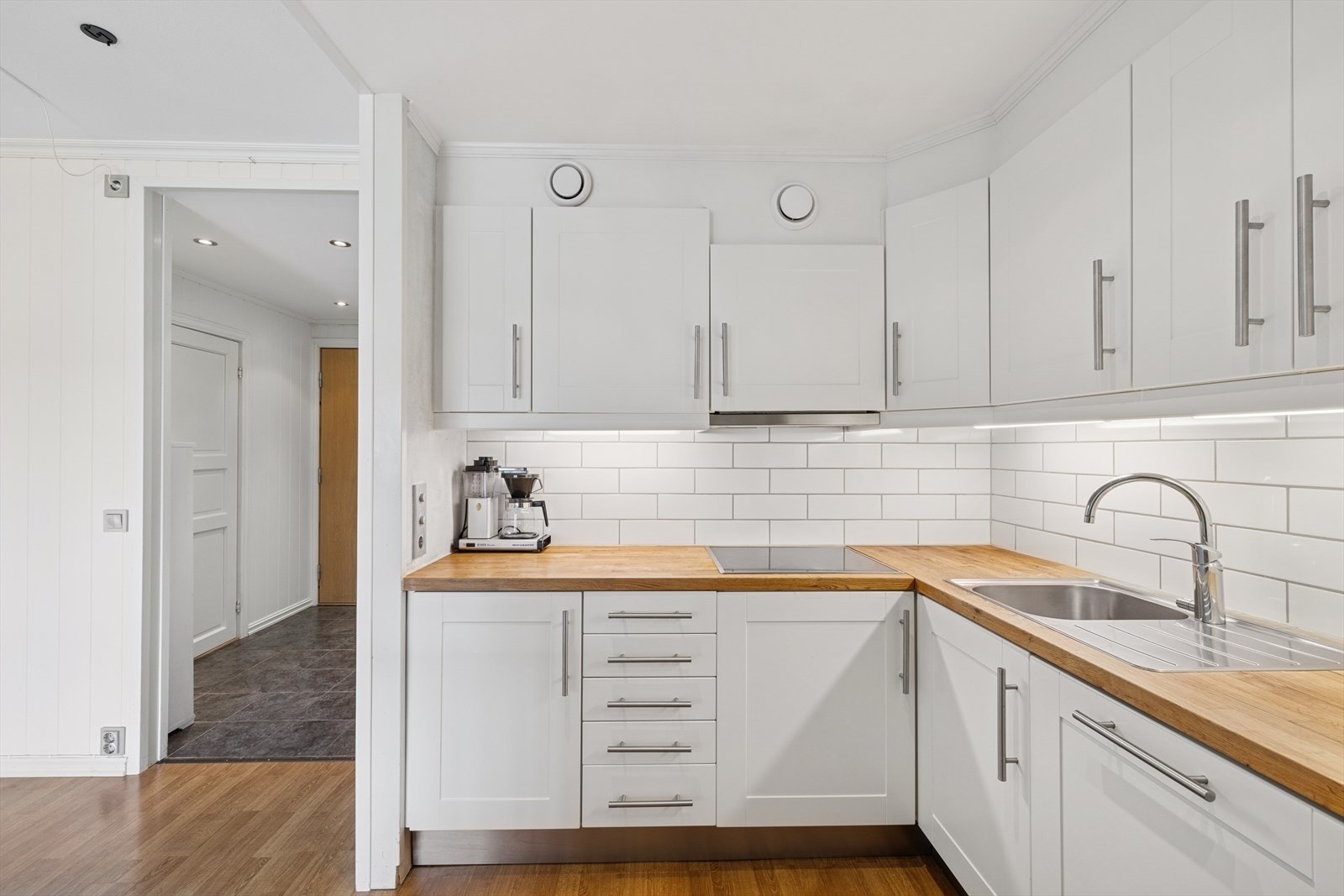 Kjøkkenet er godt utstyrt med integrerte hvitevarer som kjøl/fryseskap, oppvaskmaskin, stekeovn, platetopp og mikrobølgeovn. Galleribilde