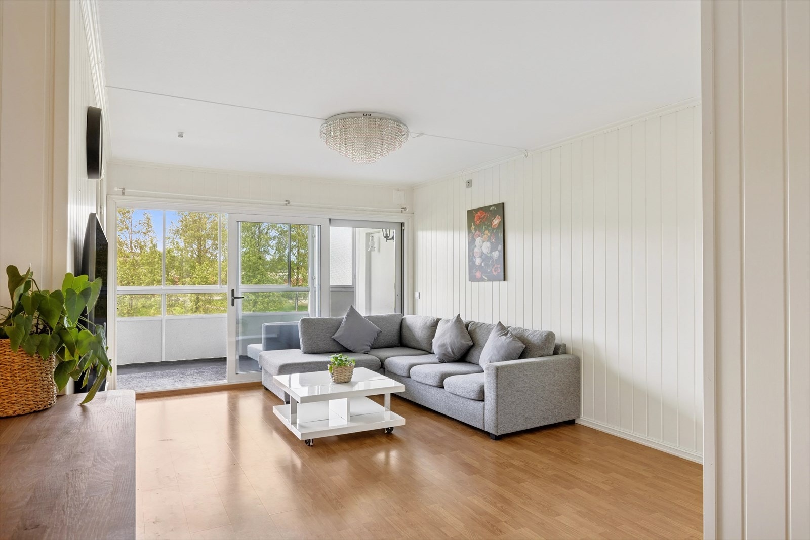 Store vindusflater slipper inn rikelig med dagslys og bidrar til en åpen og behagelig romfølelse. Galleribilde