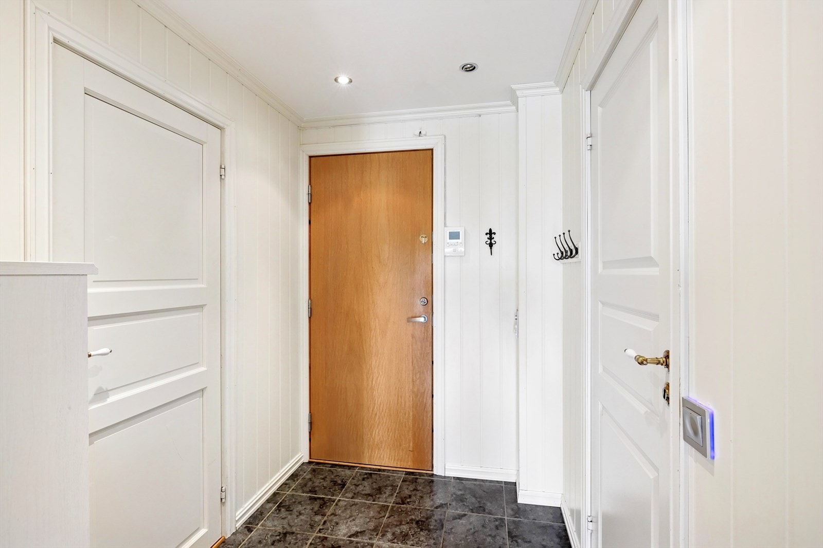 Det er trappeadkomst til leilighetens plan i tredje etasje. Galleribilde