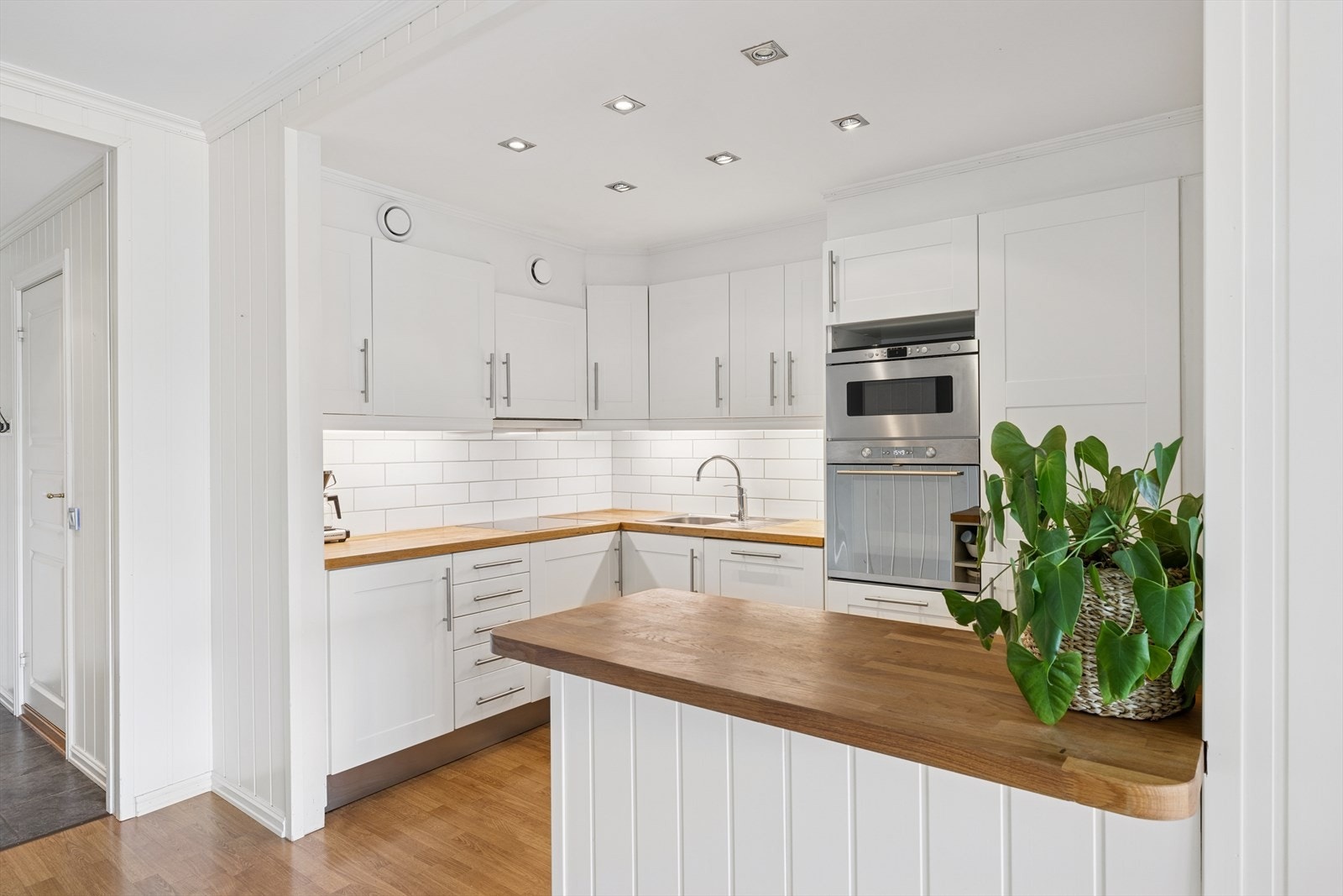 Innredningen er praktisk utformet, med god skapplass, benkeflate og en kjøkkenøy. Galleribilde