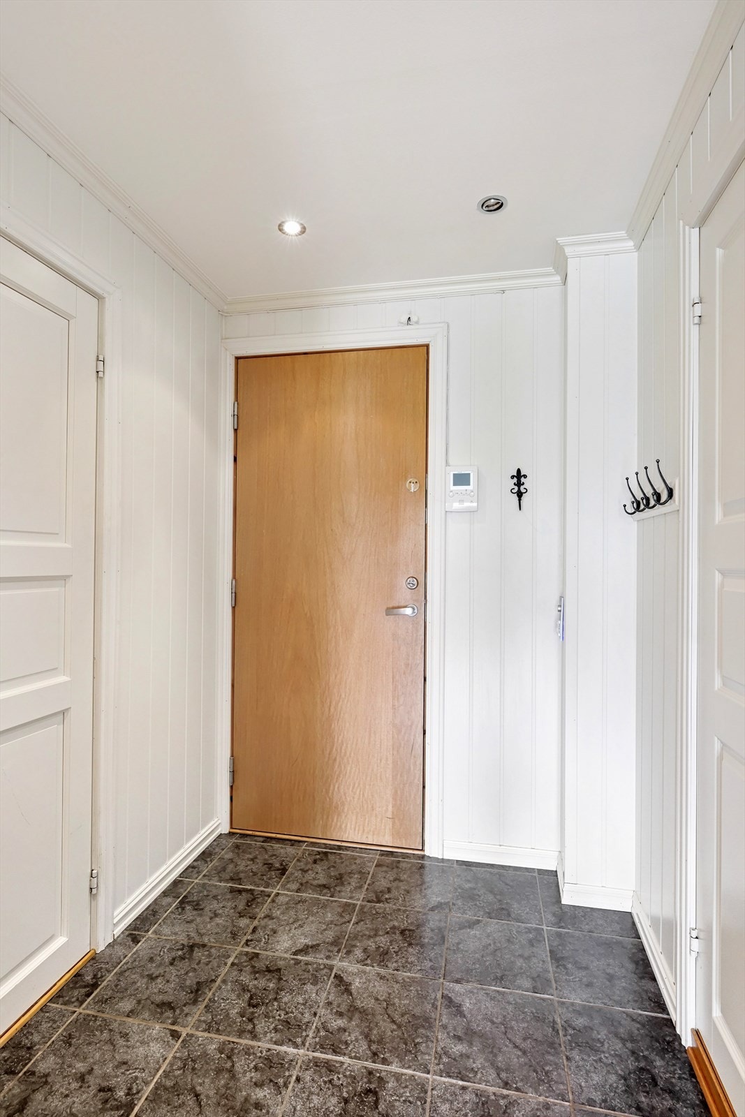 Innenfor døren møtes du av en lys og trivelig entré - Galleribilde