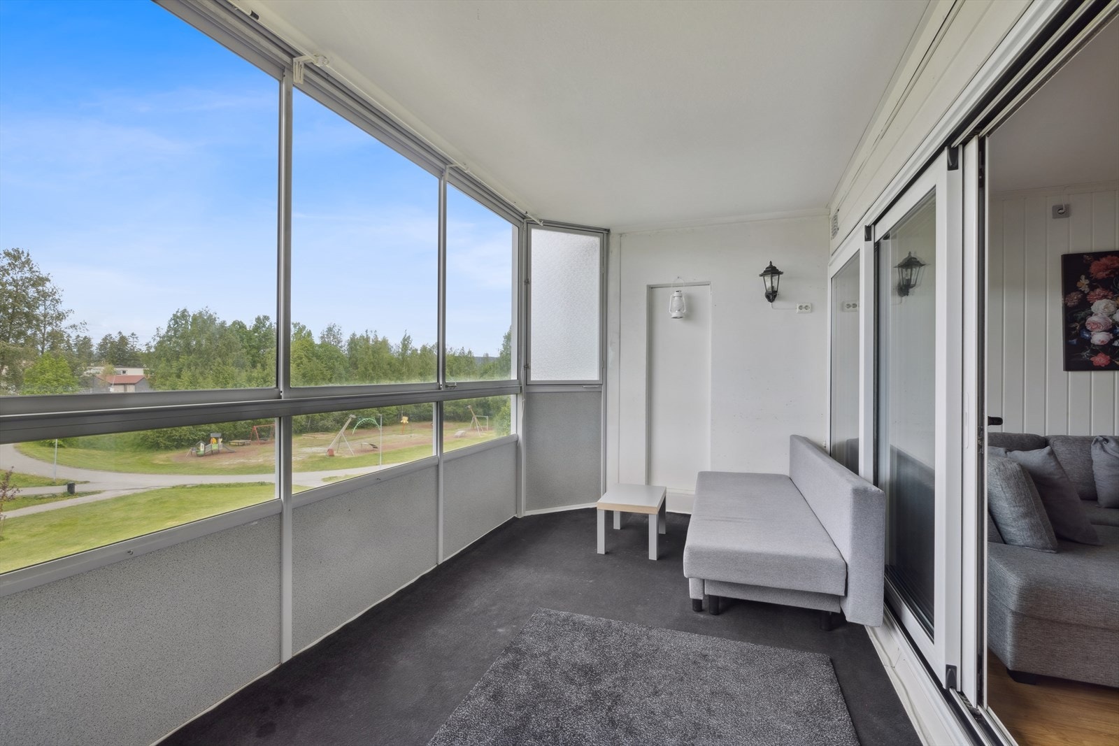 Fra stuen er det direkte utgang til en innglasset balkong på ca. 13 m². Galleribilde