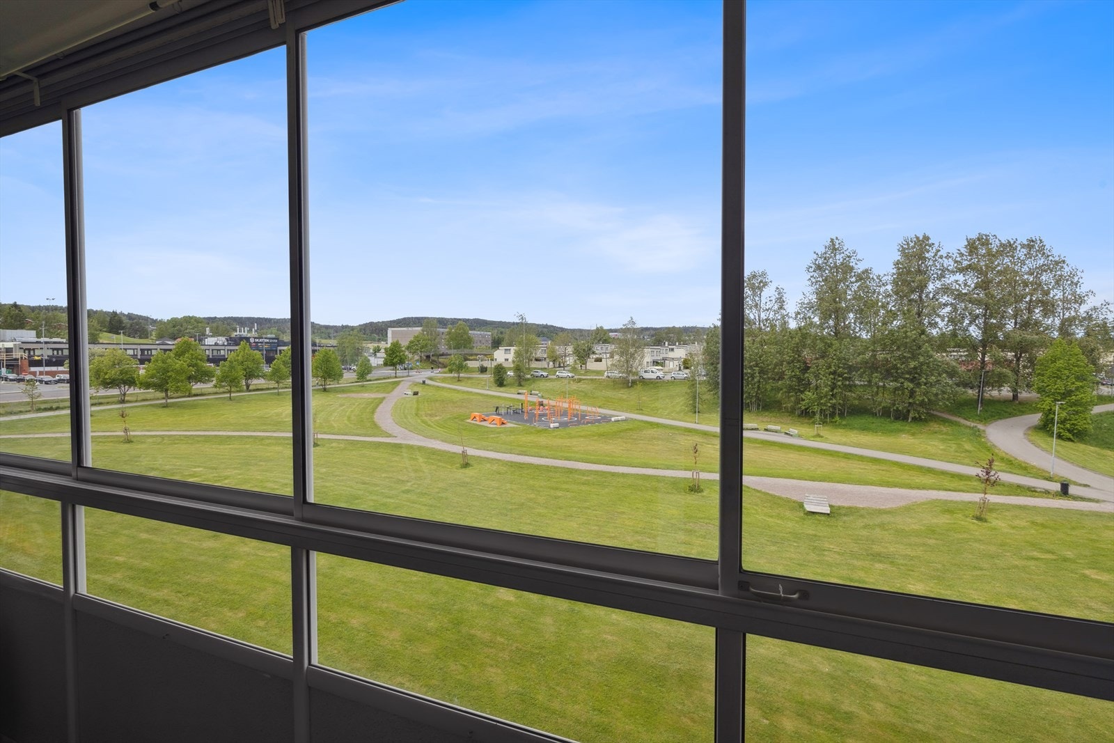 Balkongen har god plass til utemøbler og byr på utsyn mot pent opparbeidede grøntområder. Galleribilde