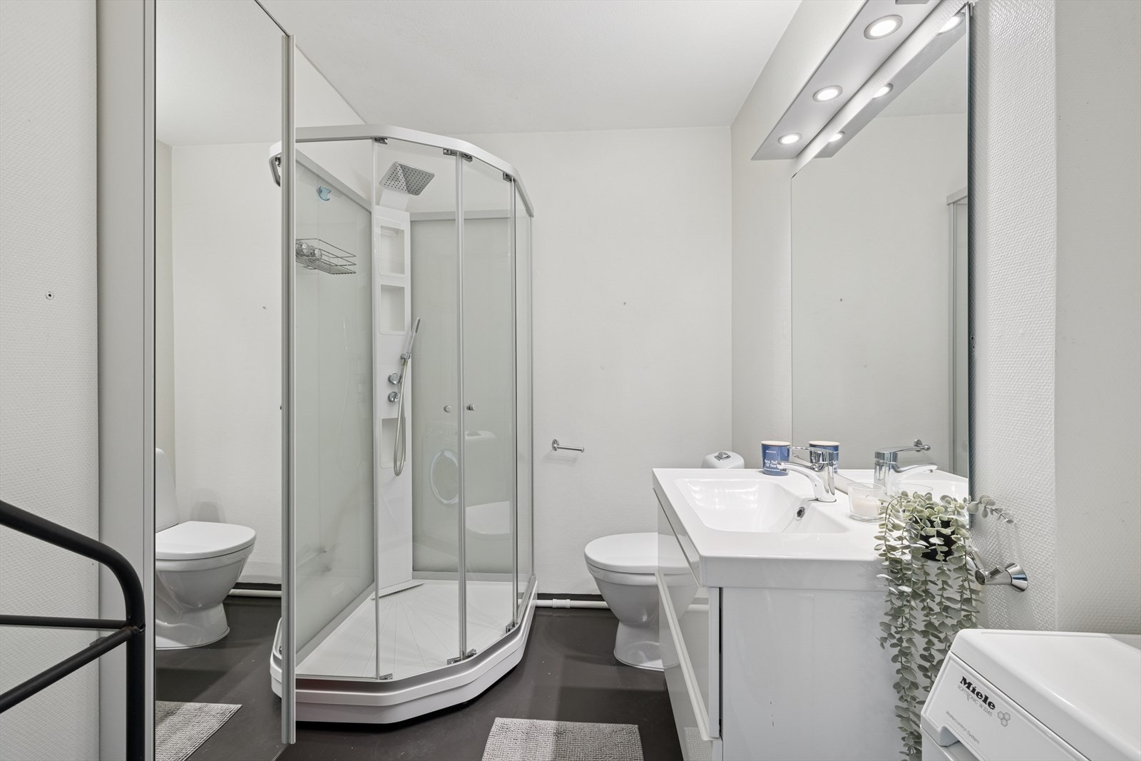 Badet har adkomst fra entréen og er innredet med servant, dusjkabinett og toalett. Galleribilde