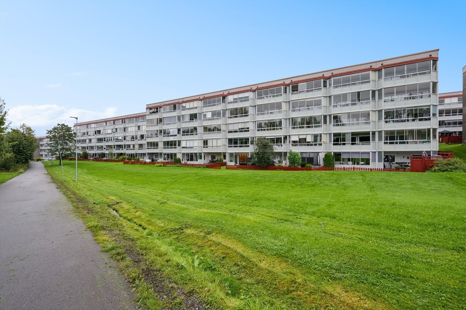 Det er kort vei til fine turområder, samtidig som det er umiddelbar nærhet til det man måtte trenge i hverdagen. Galleribilde