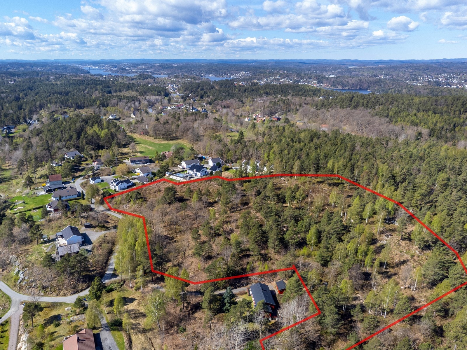 Eiendomsgrensene tegnet inn på bildet er ikke helt nøyaktige og avvik vil forekomme. Det er matrikkelbrevet som er gjeldende for eiendommens tomtegrenser. Dette er nøyaktig. Galleribilde