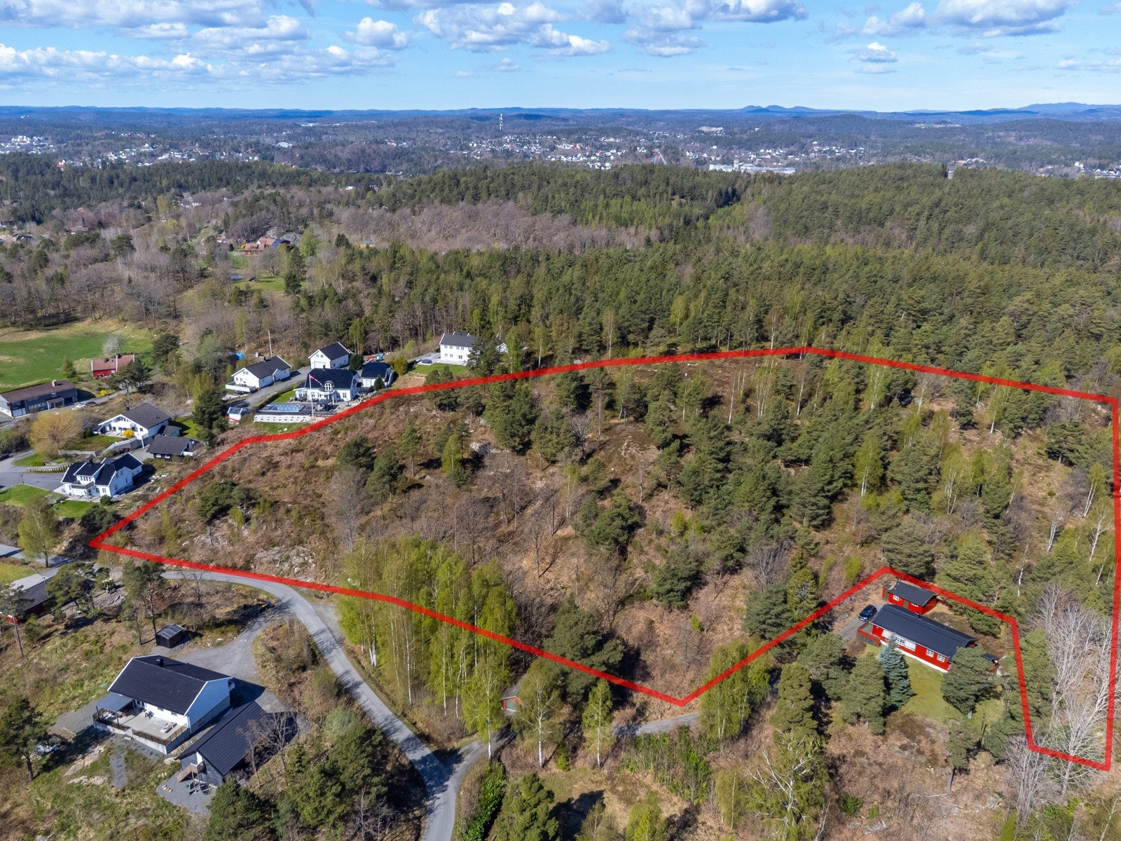 Eiendomsgrensene tegnet inn på bildet er ikke helt nøyaktige og avvik vil forekomme. Det er matrikkelbrevet som er gjeldende for eiendommens tomtegrenser. Dette er nøyaktig Galleribilde