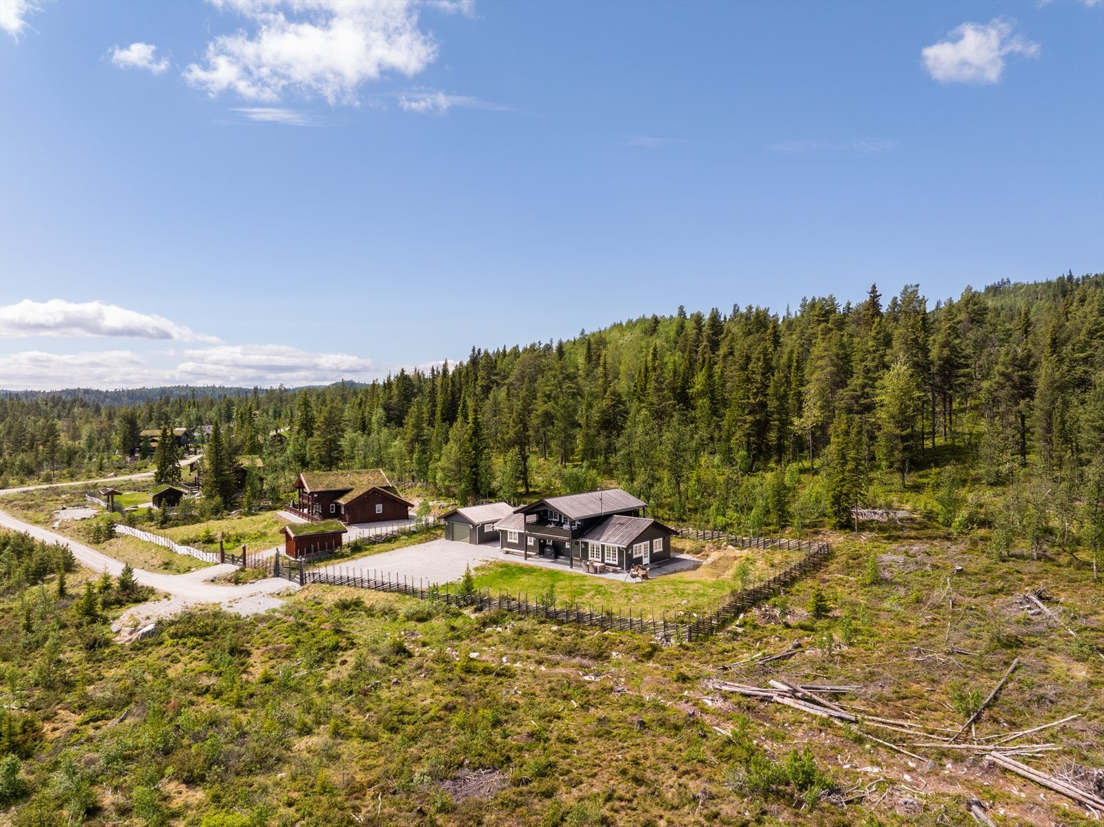 En stor og innholdsrik eiendom beliggende i enden av veien med friområder rundt. Galleribilde