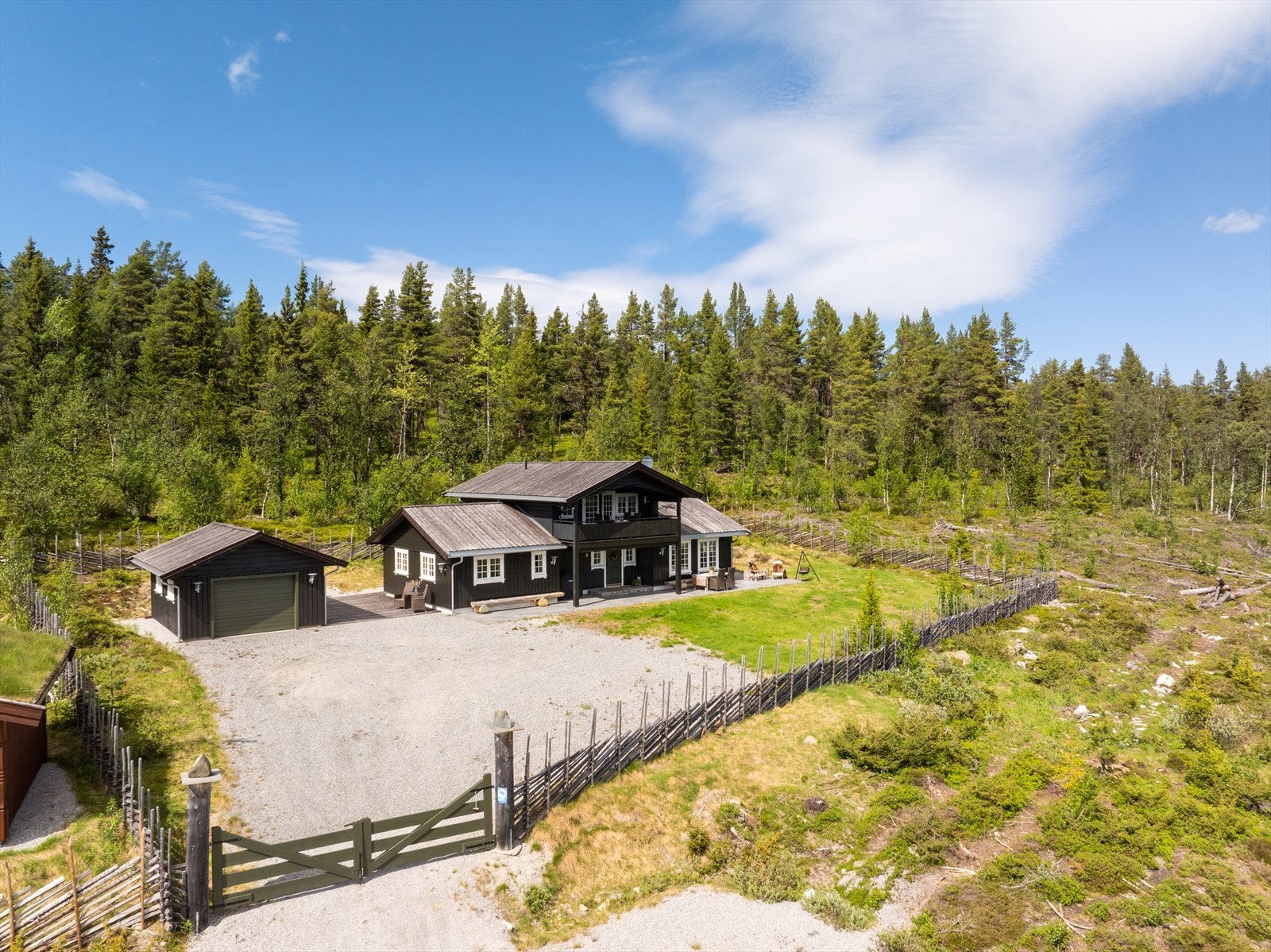 Eiendommen er inngjerdet med skigard og dobbel port Galleribilde