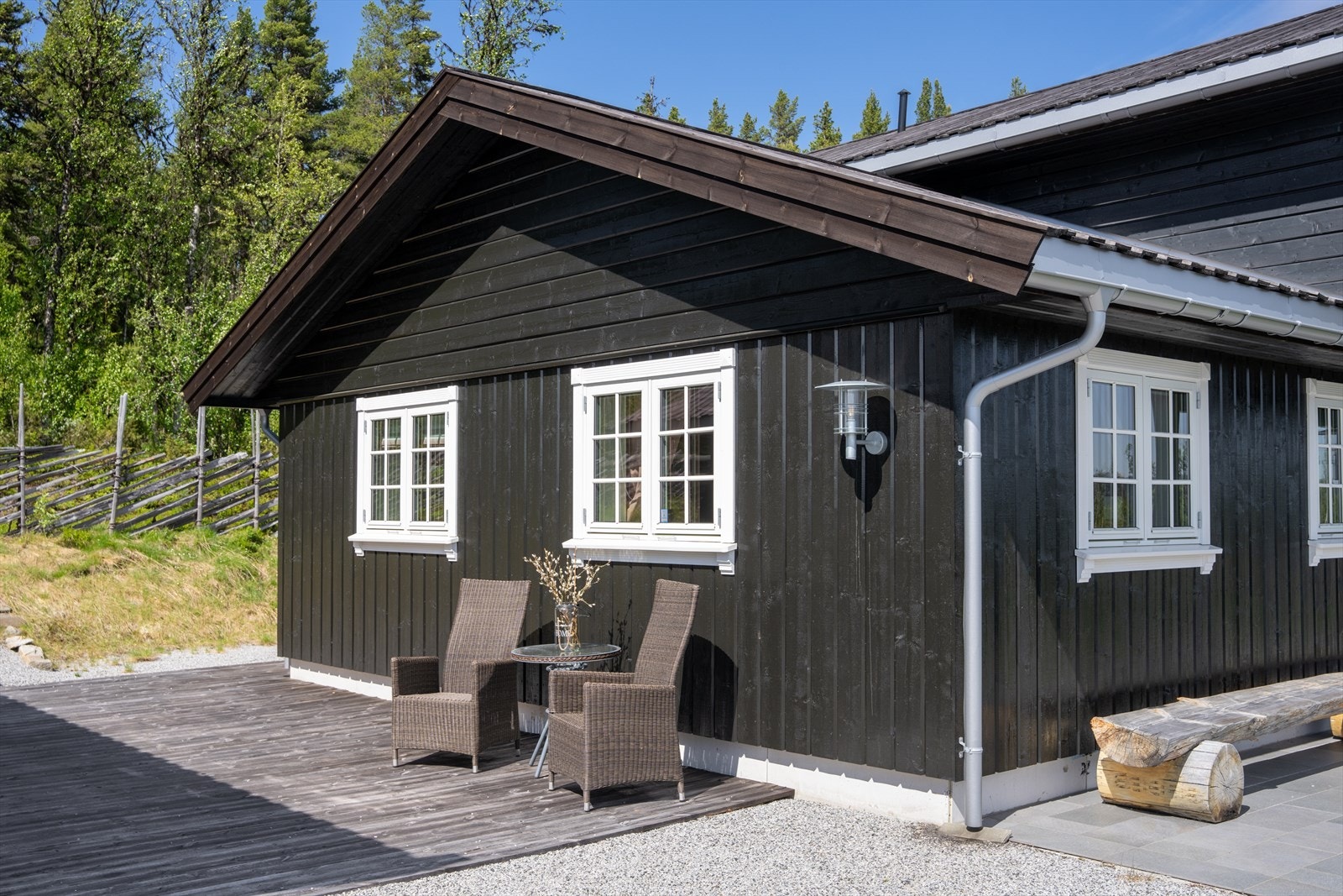På den andre siden av huset er det også anlagt en uteplass, her med platting i tre. Galleribilde